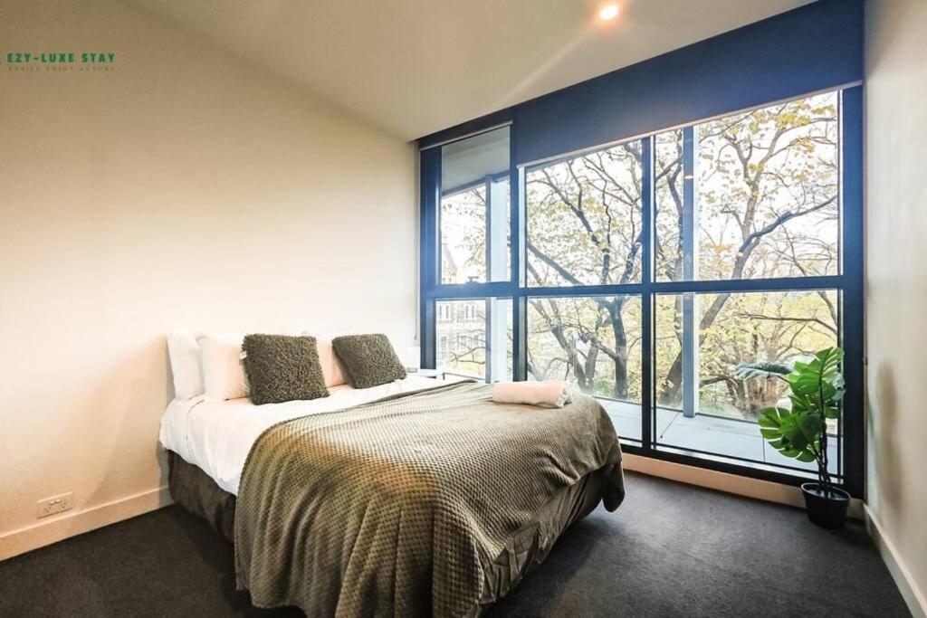 Elegant Apartment in Park with Rooftop Infinity Pool on St Kilda Road, Melbourne