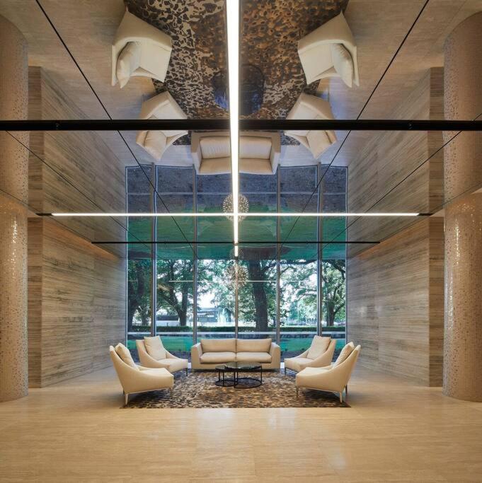 Elegant Apartment in Park with Rooftop Infinity Pool on St Kilda Road, Melbourne