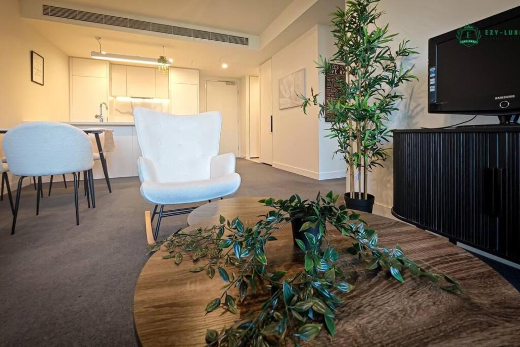 Elegant Apartment in Park with Rooftop Infinity Pool on St Kilda Road, Melbourne