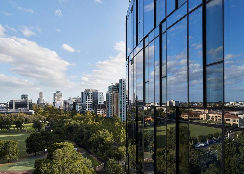 Elegant Apartment in Park with Rooftop Infinity Pool on St Kilda Road, Melbourne