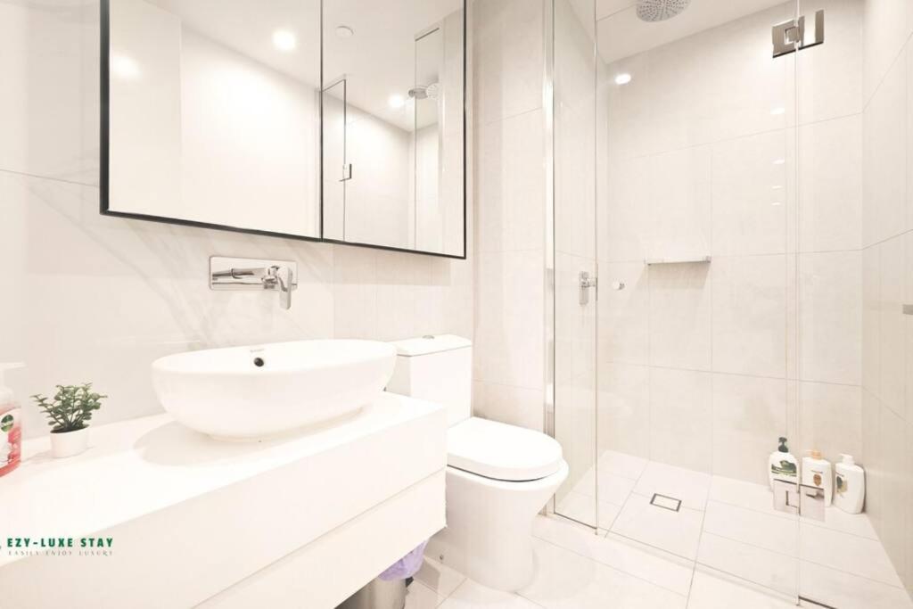 Elegant Apartment in Park with Rooftop Infinity Pool on St Kilda Road, Melbourne