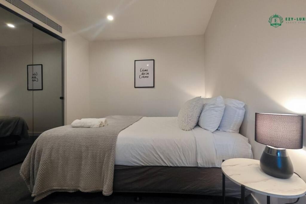 Elegant Apartment in Park with Rooftop Infinity Pool on St Kilda Road, Melbourne