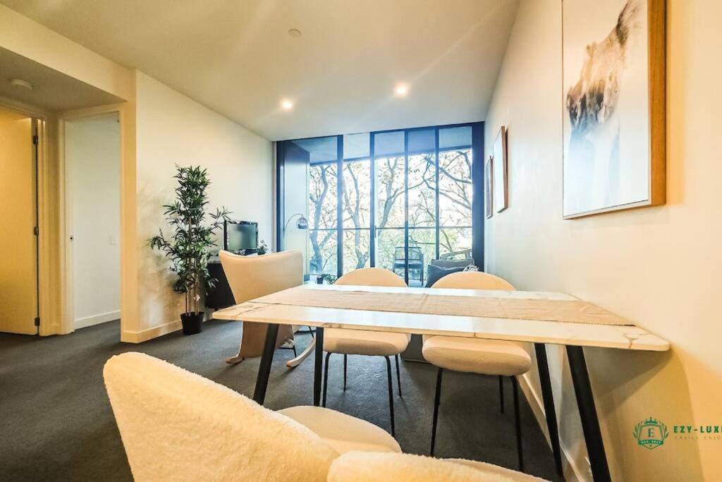 Elegant Apartment in Park with Rooftop Infinity Pool on St Kilda Road, Melbourne