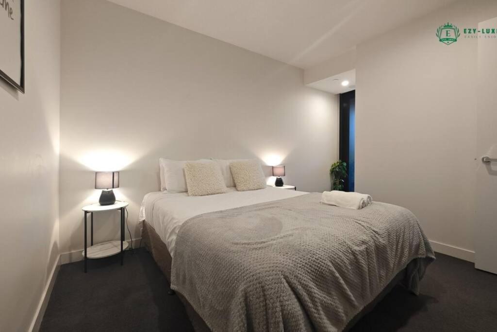 Elegant Apartment in Park with Rooftop Infinity Pool on St Kilda Road, Melbourne