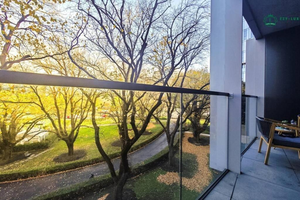 Elegant Apartment in Park with Rooftop Infinity Pool on St Kilda Road, Melbourne