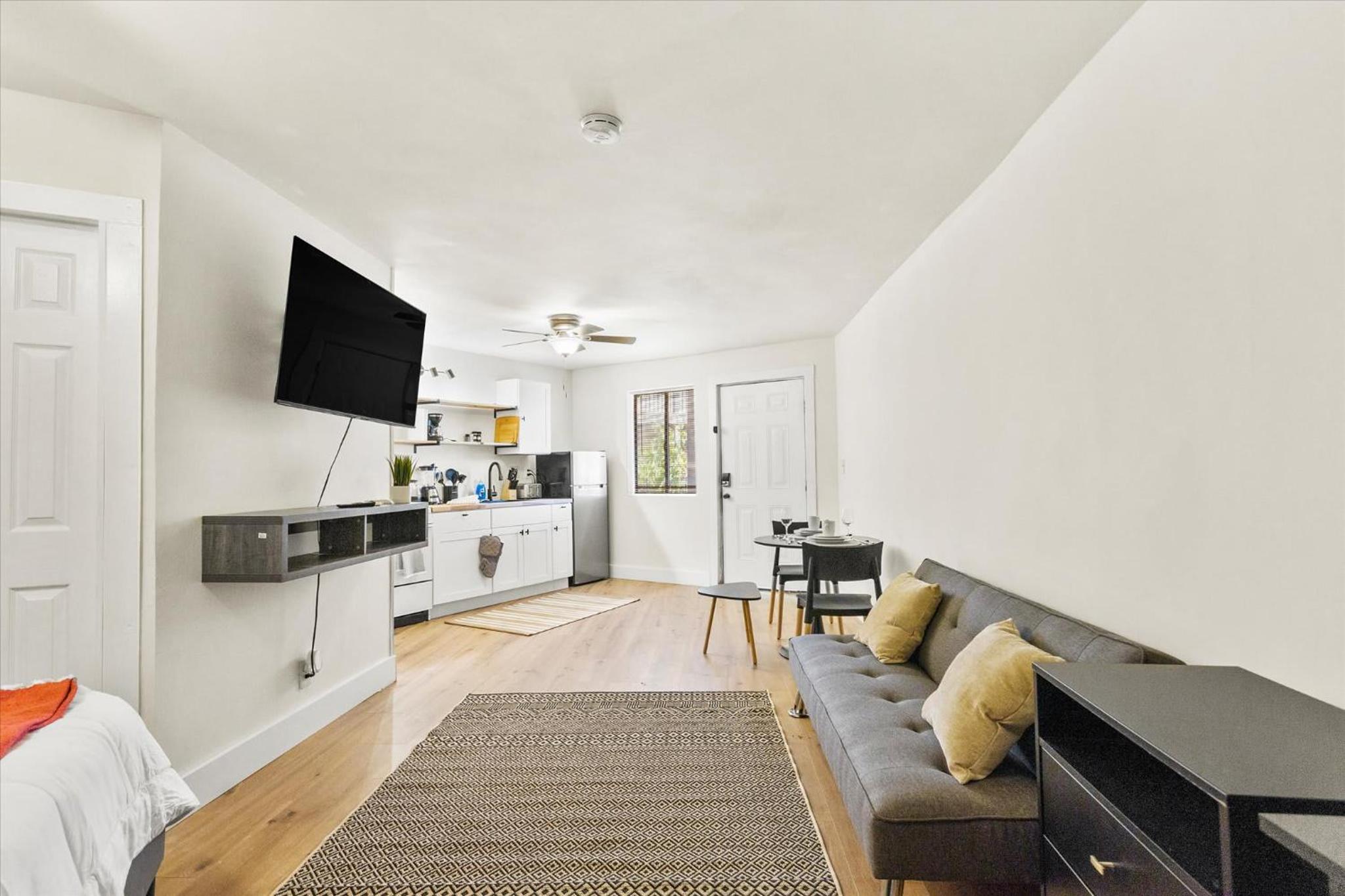 Modern Studio Apartment near Merrimack Park view 3