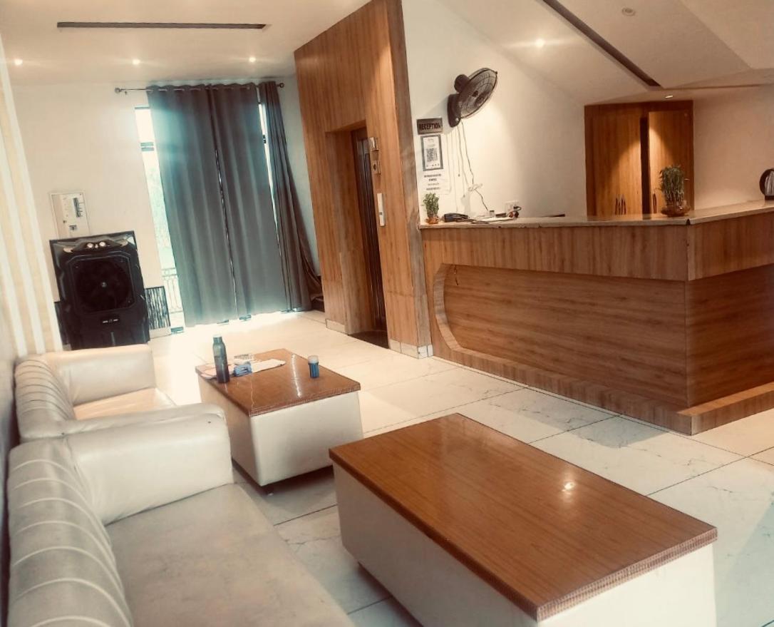 Lobby & Reception