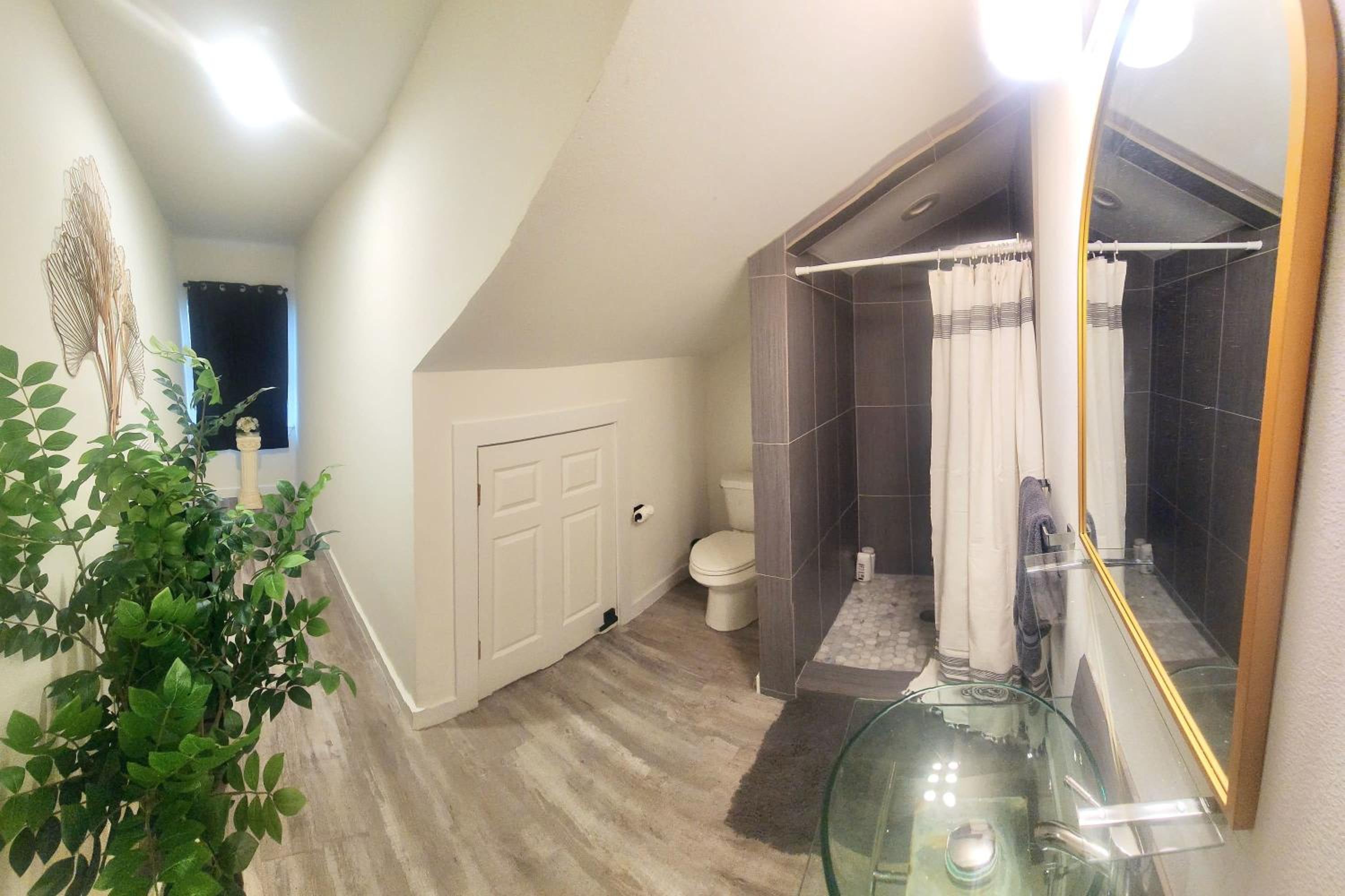 Large 6BR Lakefront Home with Private Pool & Views, photo 24