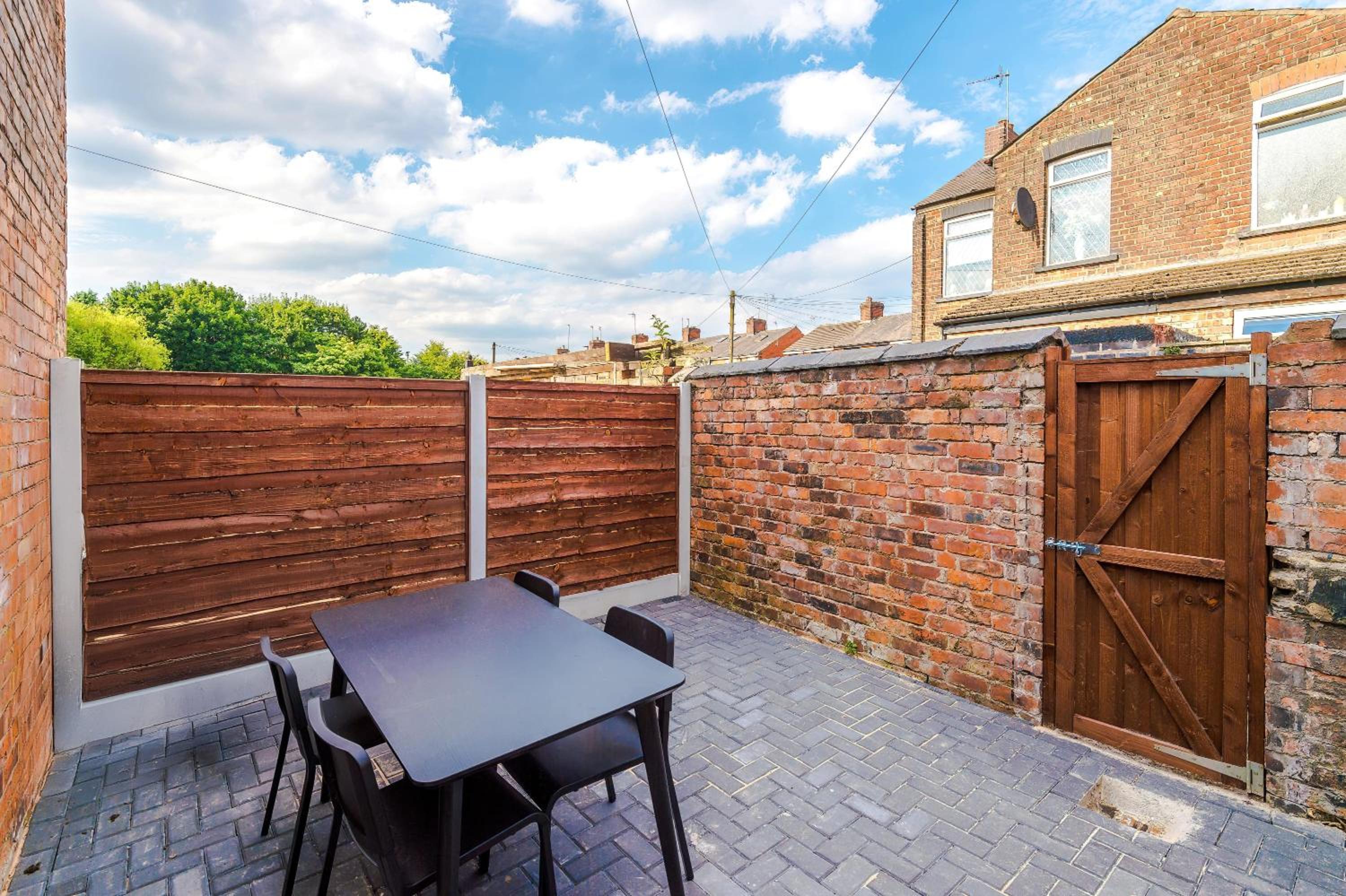Newly Refurbished 2Bedroom Apt by the Coop Arena view 4