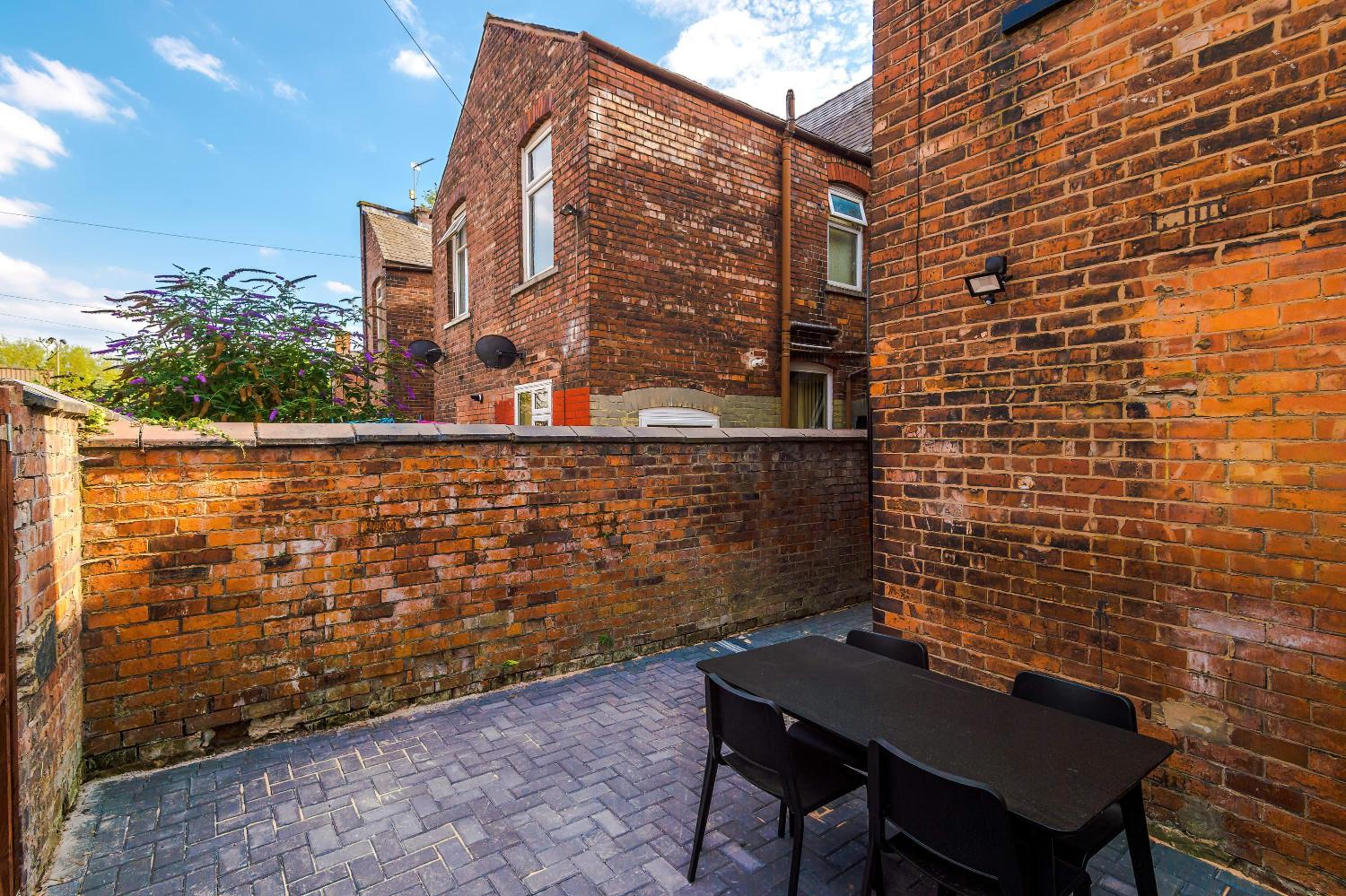 Newly Refurbished 2Bedroom Apt by the Coop Arena view 5