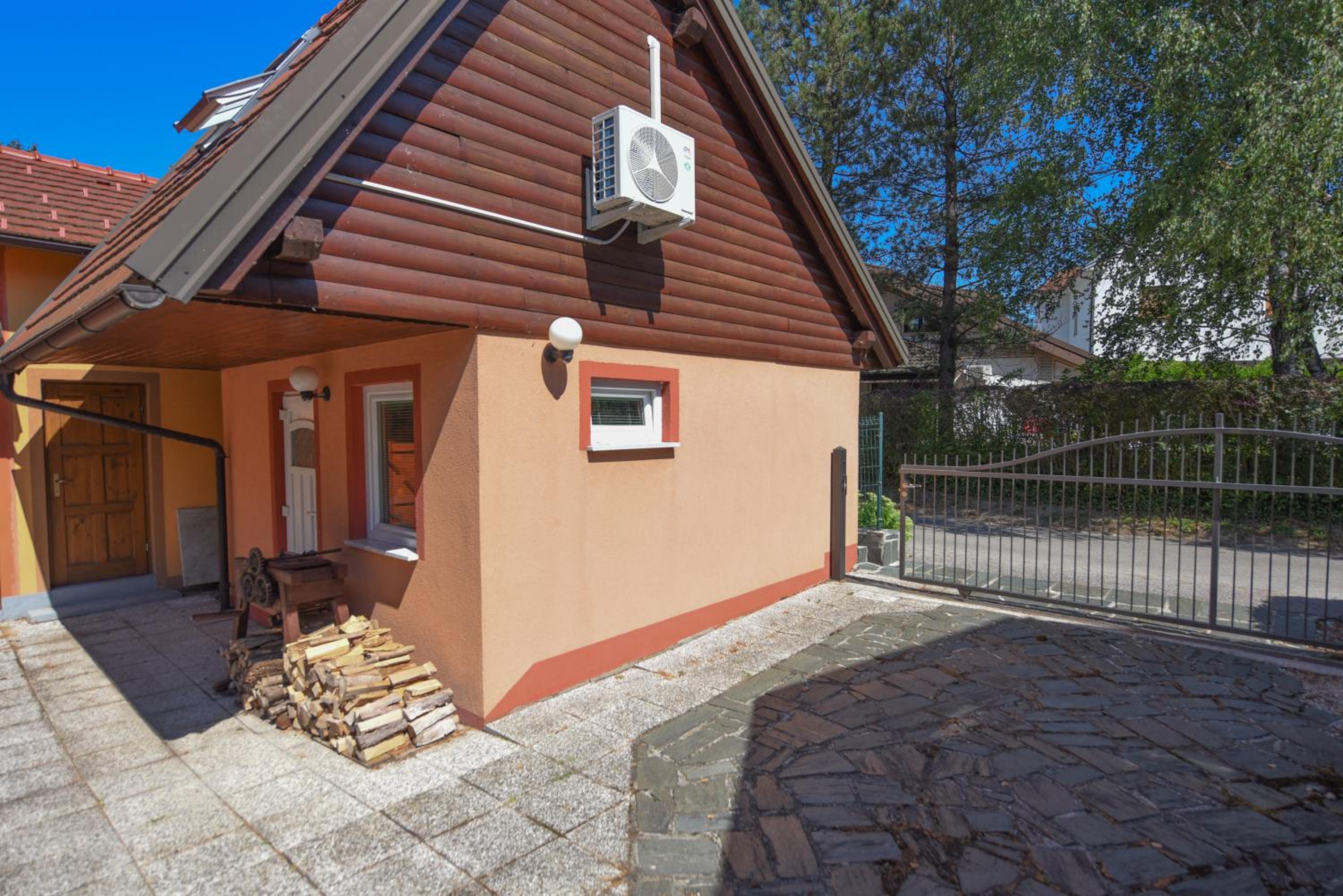 Central Brežice Chalet & Parking