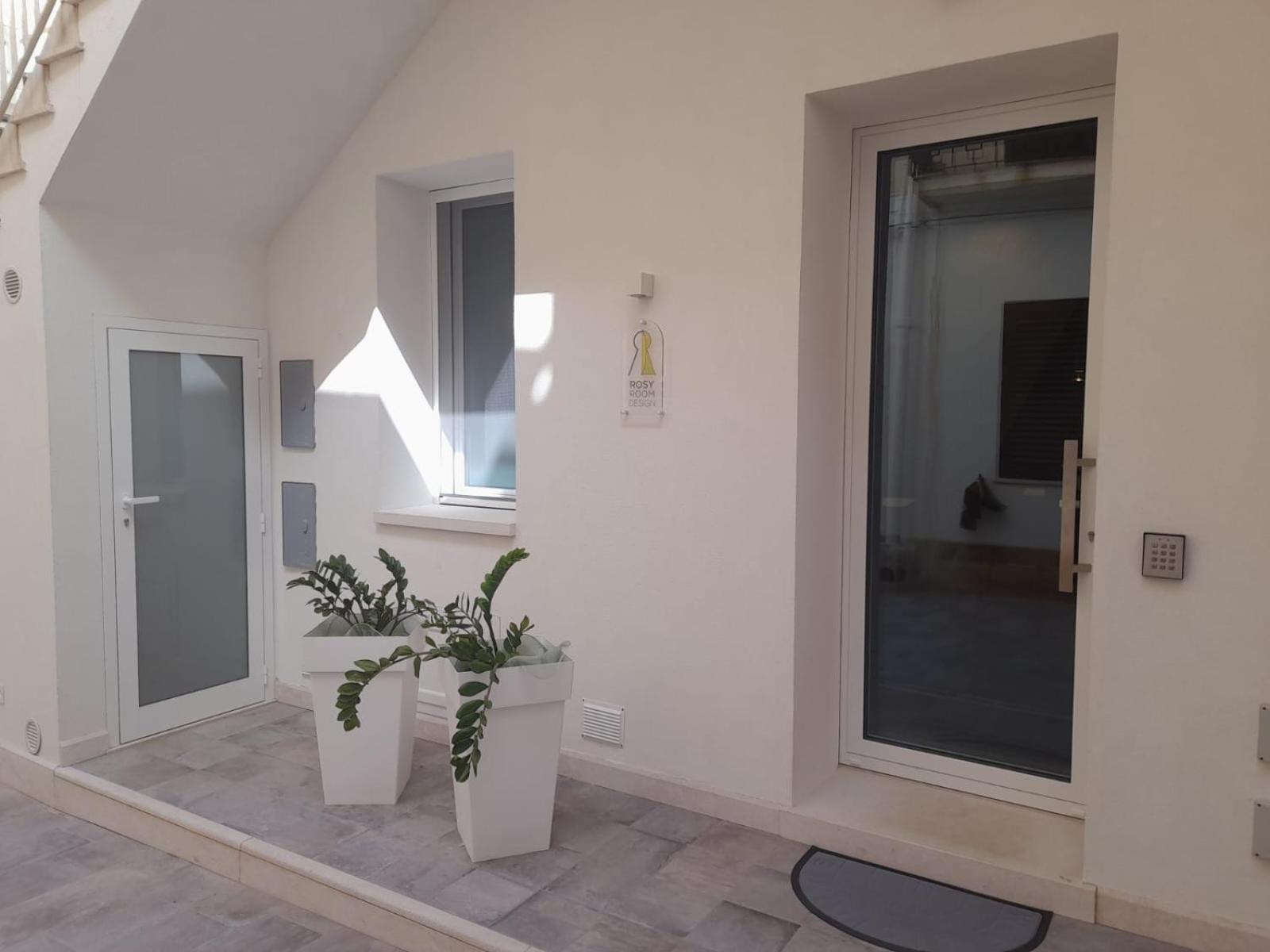 Hotel Rosy Room Design - Image 1