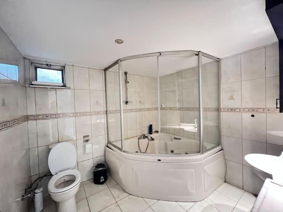 Wonder Homes- Spacious Dublex, 5BR, 2BA, Terrace