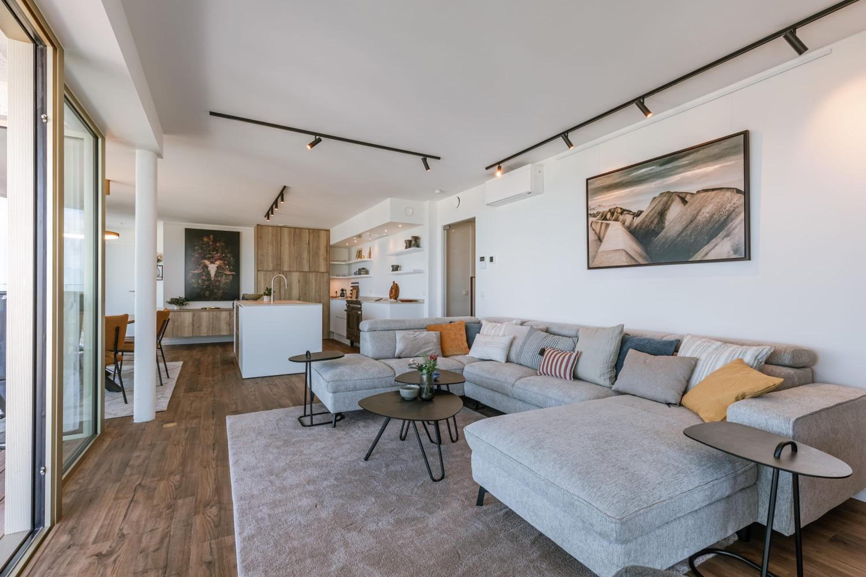 Huswell - Spacious apartment with huge terrace with sea view
