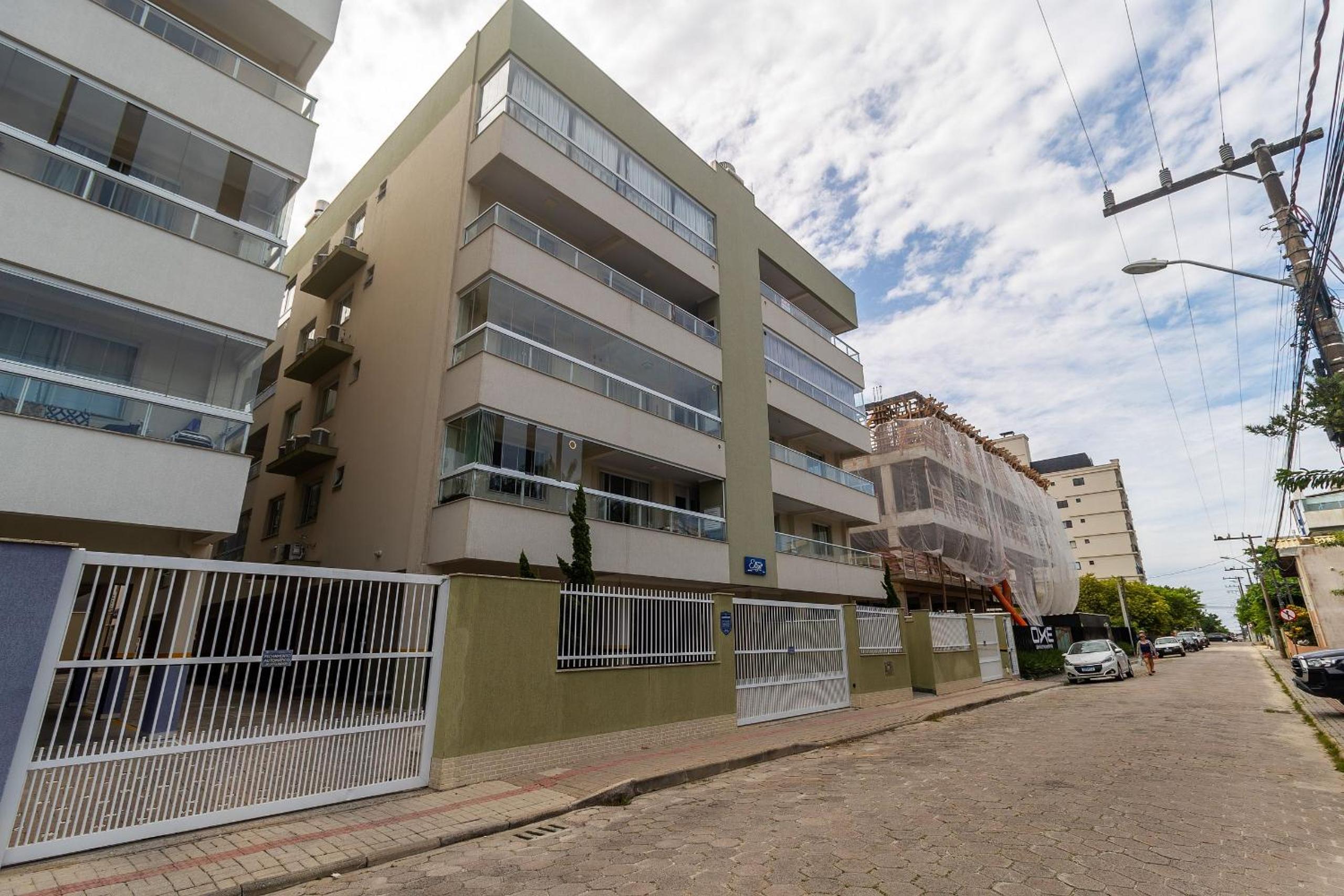 496 - Lindo Apartamento 3 quartos localizado na praia de Bombas