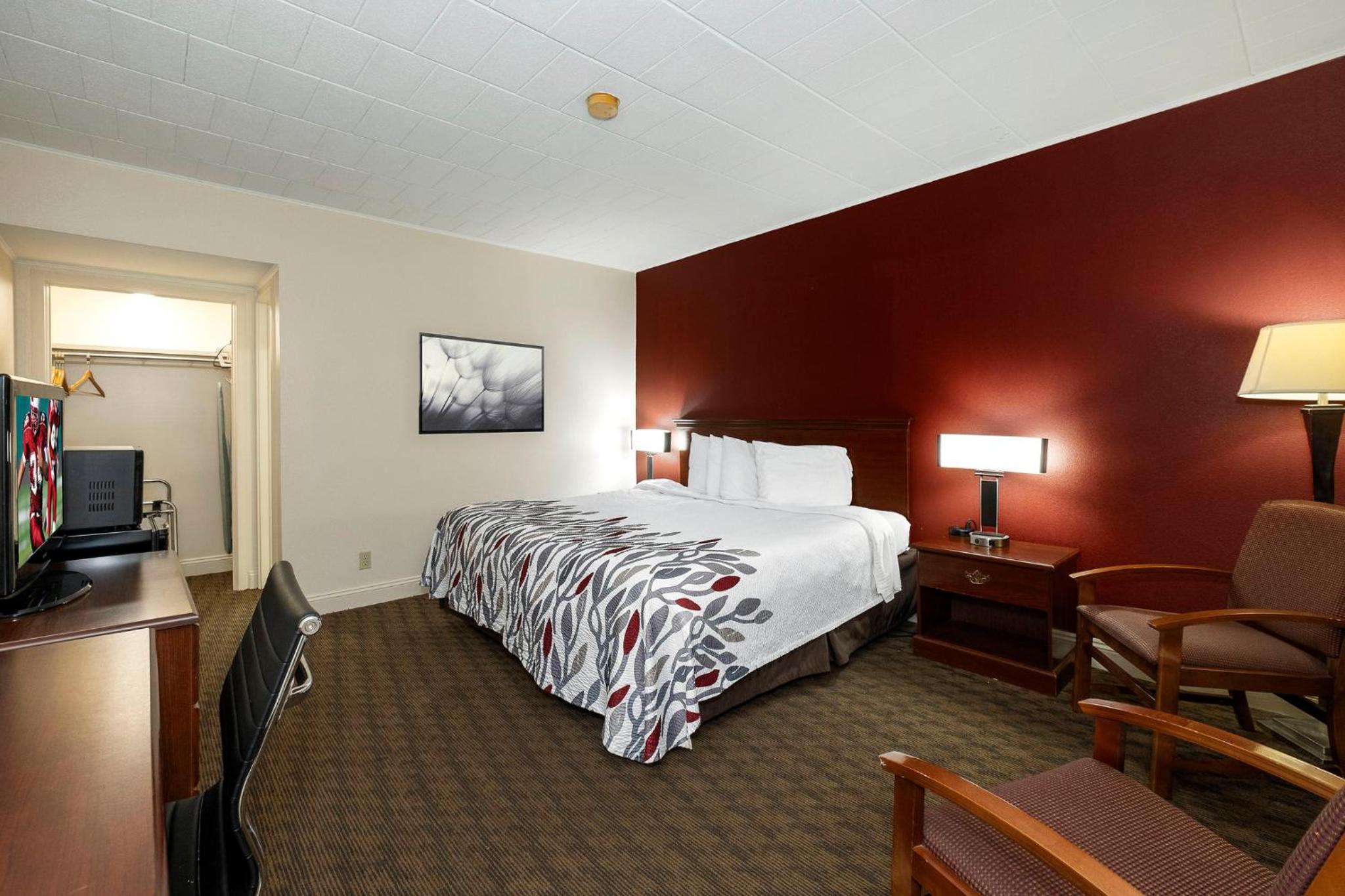 Red Roof Inn & Suites Hazleton