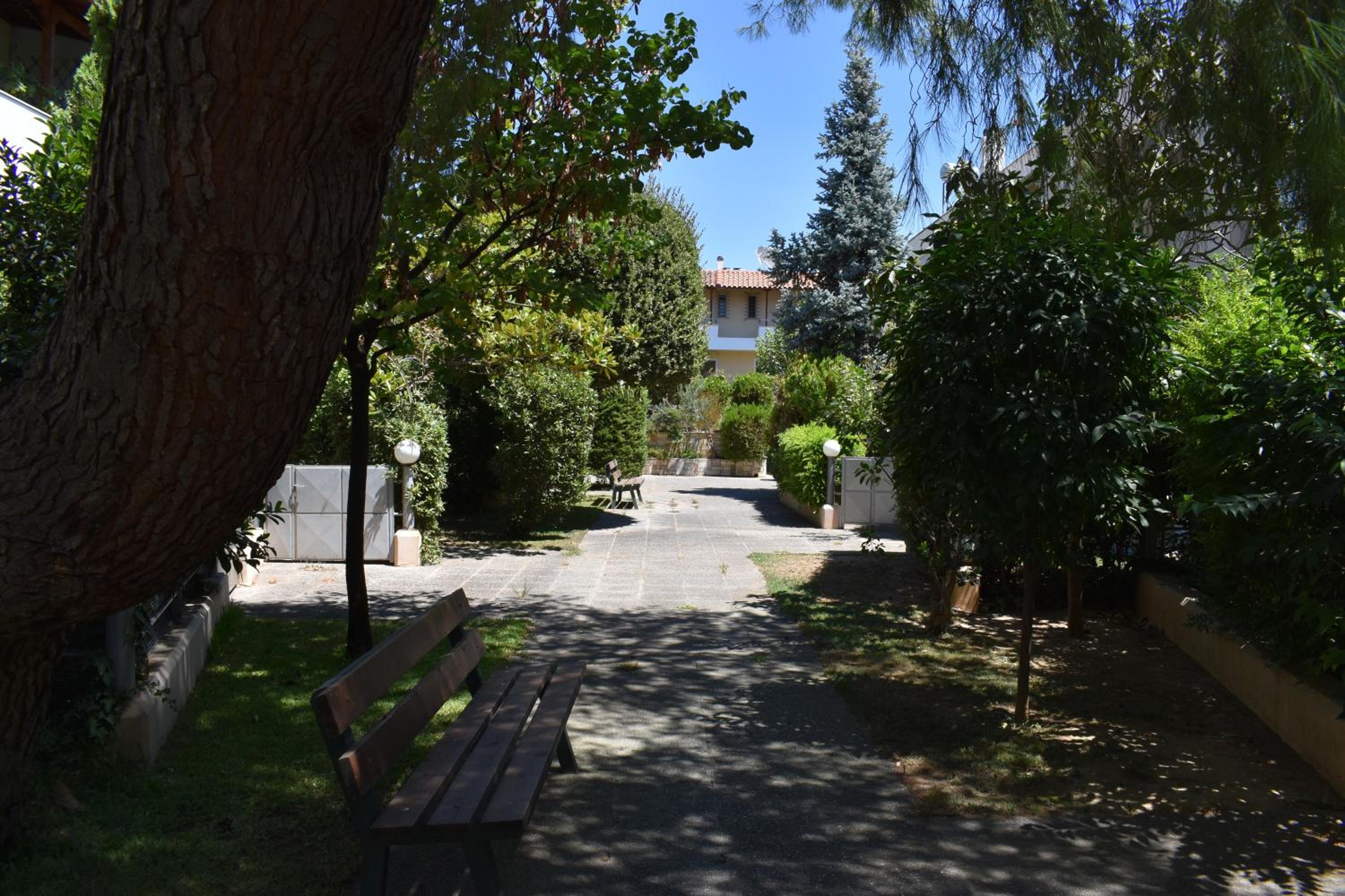 Marousi Escape - 5 mins walking away from Train - Metro