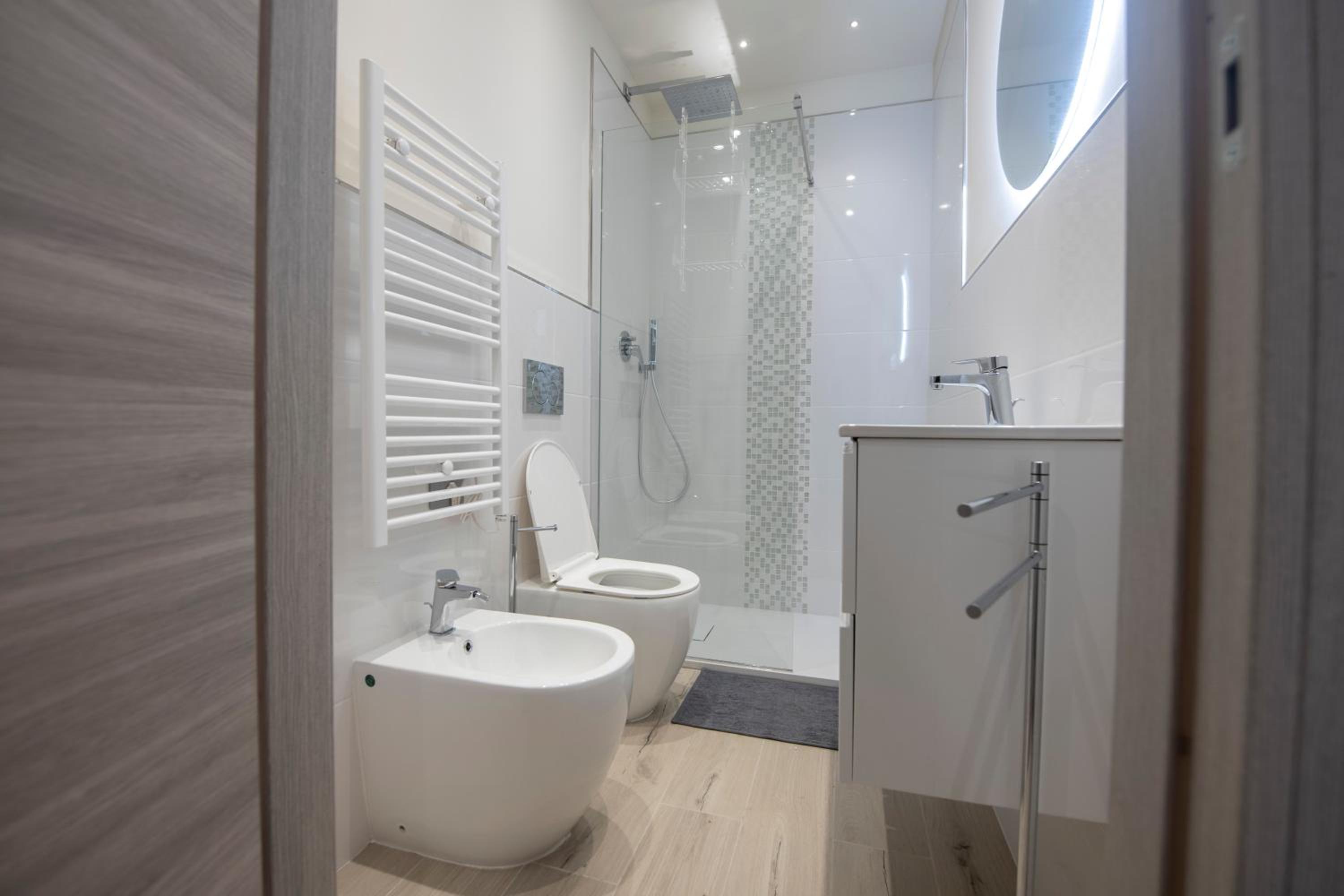 240b - Camera Nord - Affittacamere Sara Home Chiavari, 200Metri dal Mare - BAGNO PRIVATO MA FUORI DALLA STANZA view 4