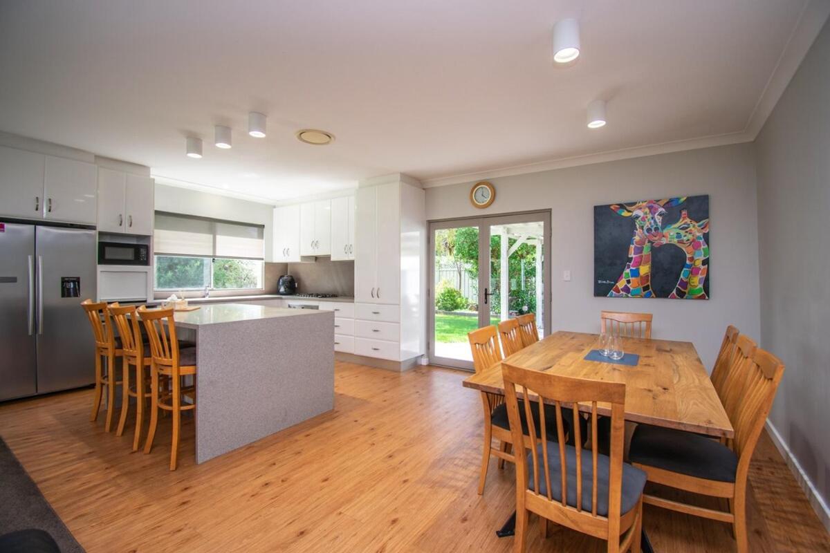 Albany Vacations - Spacious 2 Family Accommodation in the Grove - Property Image 2