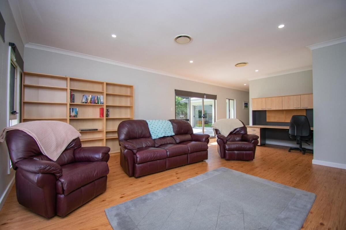 Albany Vacations - Spacious 2 Family Accommodation in the Grove - Property Image 1