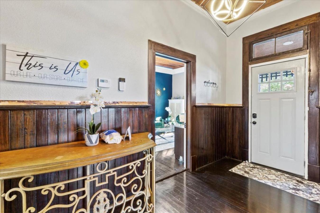 3 Bdr 2 Bth Downtown San Antonio Free Parking at The Alamodome view 2