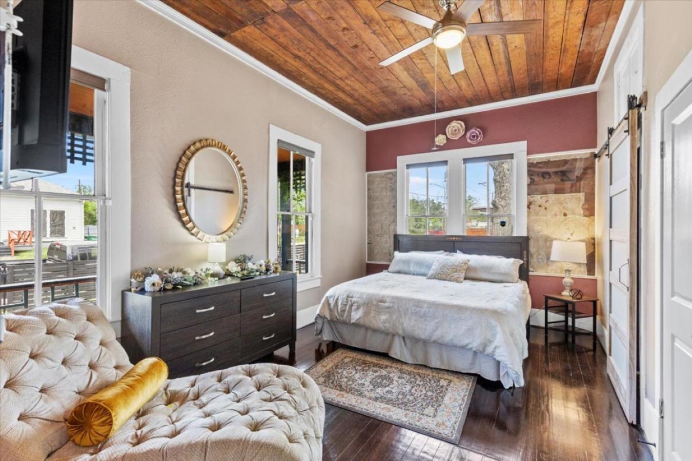 3 Bdr 2 Bth Downtown San Antonio Free Parking at The Alamodome view 3
