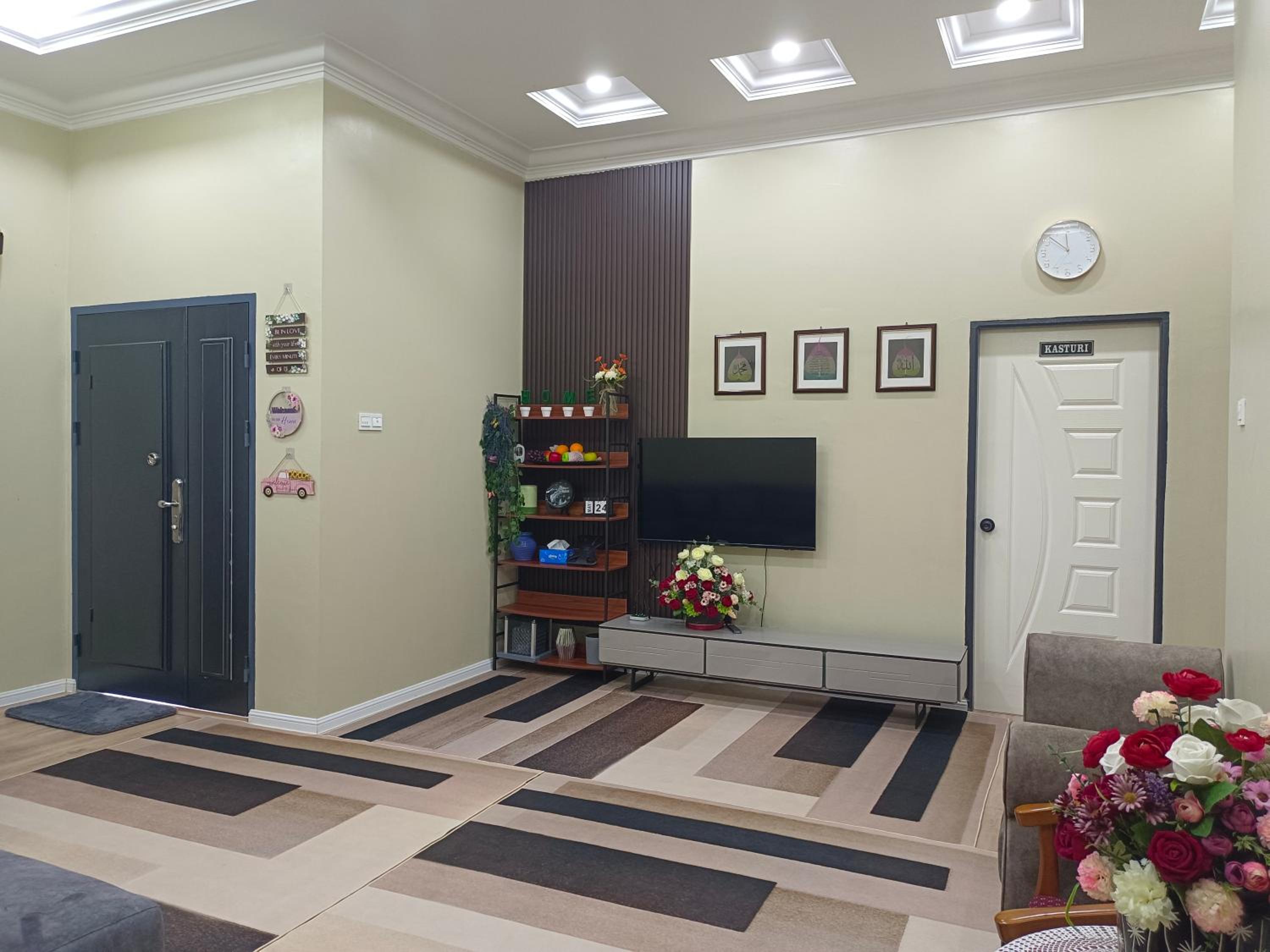 Homestay Villa H with POOL photo 4