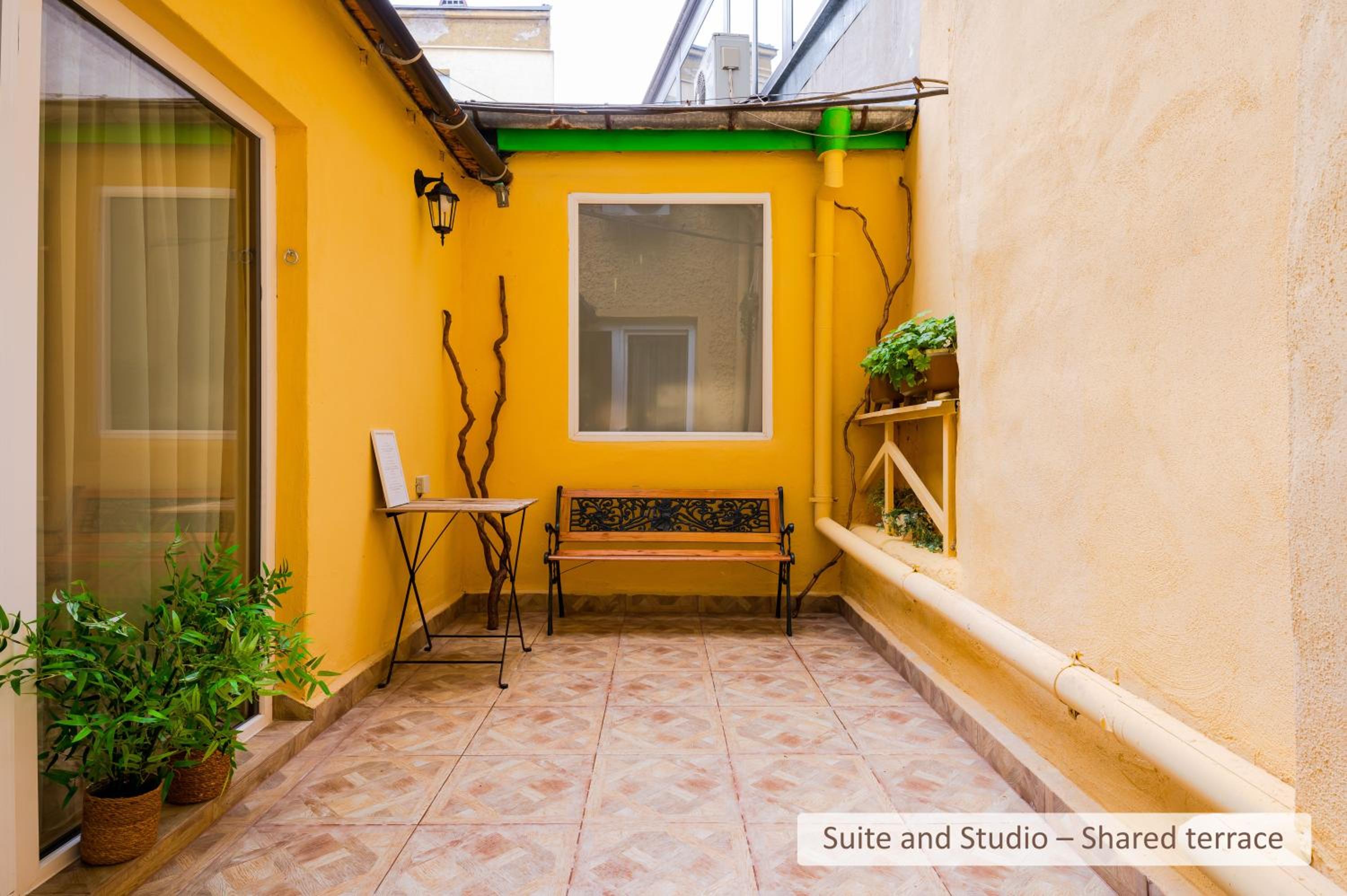 Super Central Stylish Suite & Studio with Shared Terrace by Flat Mаnager
