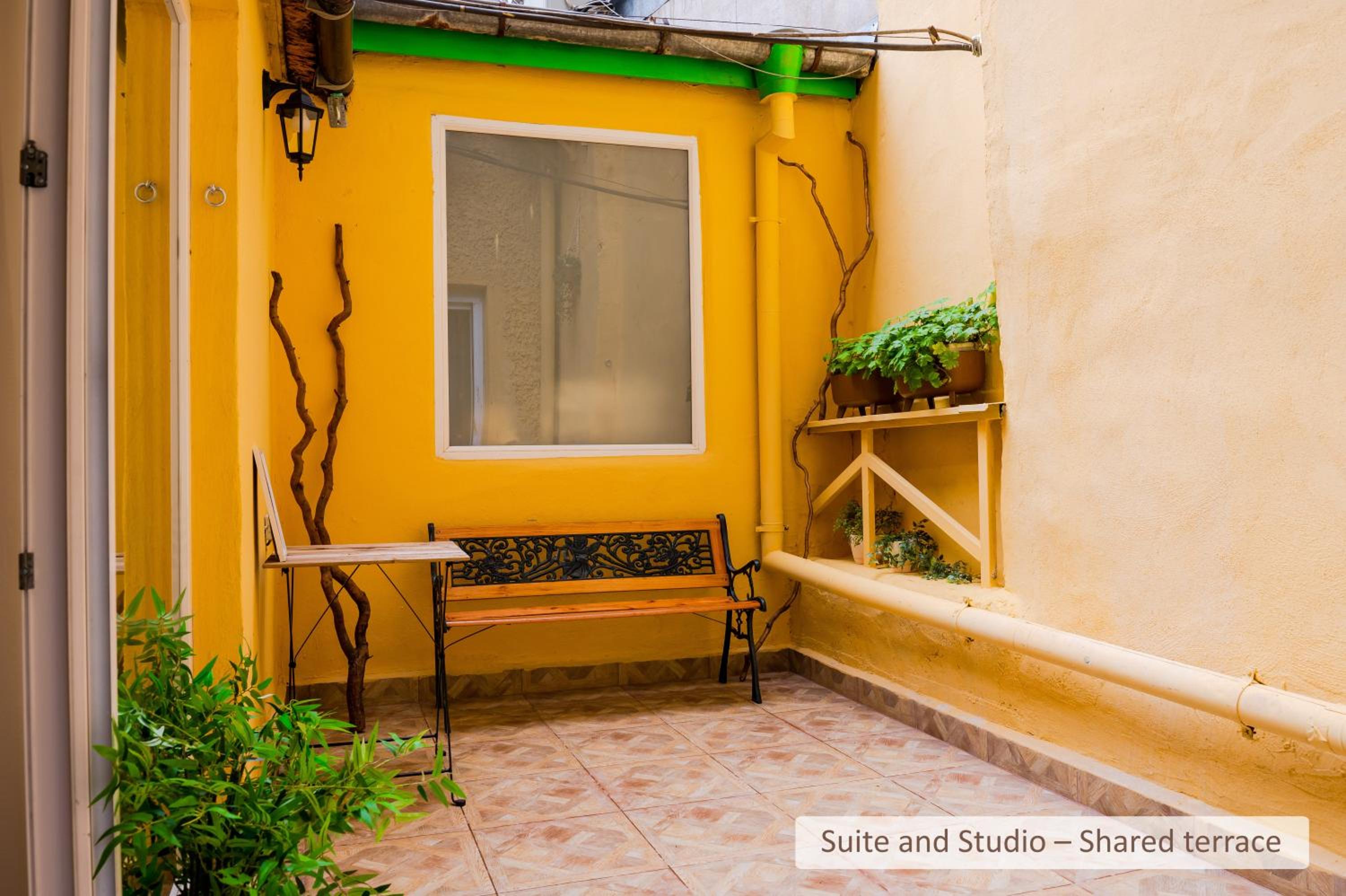 Super Central Stylish Suite & Studio with Shared Terrace by Flat Mаnager