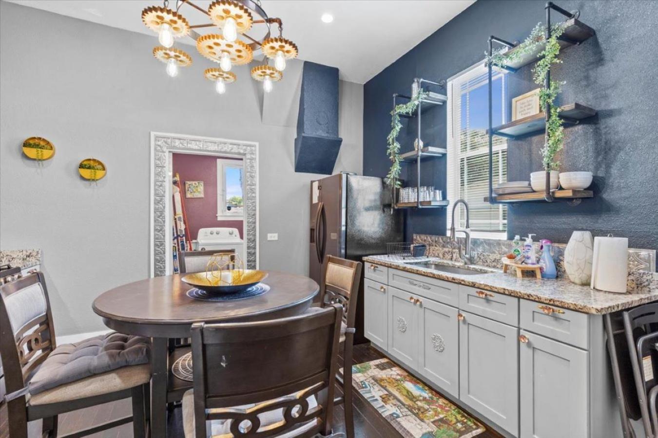 3 Bdr 2 Bth Downtown San Antonio Free Parking at The Alamodome view 4
