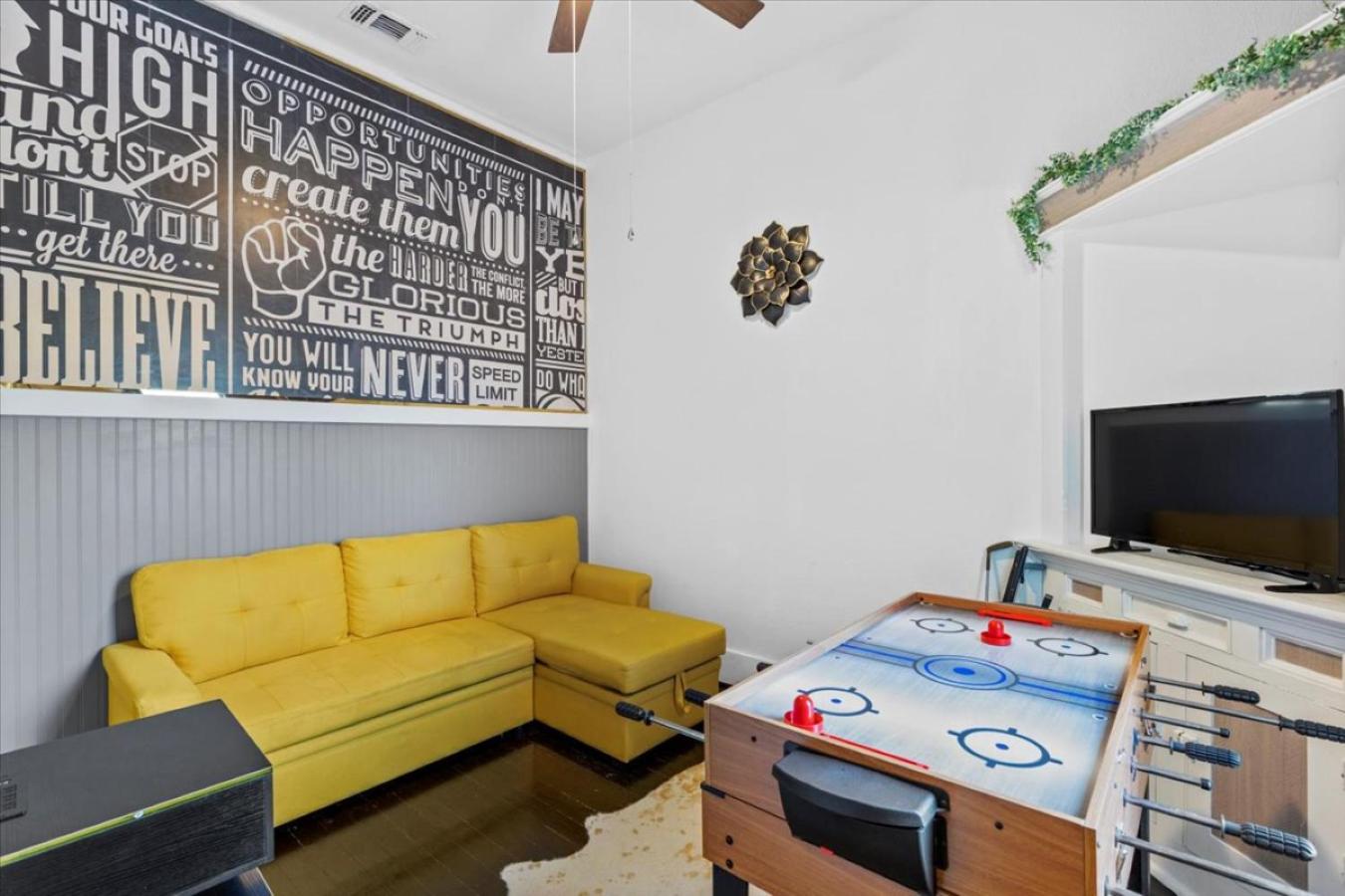 3 Bdr 2 Bth Downtown San Antonio Free Parking at The Alamodome view 5