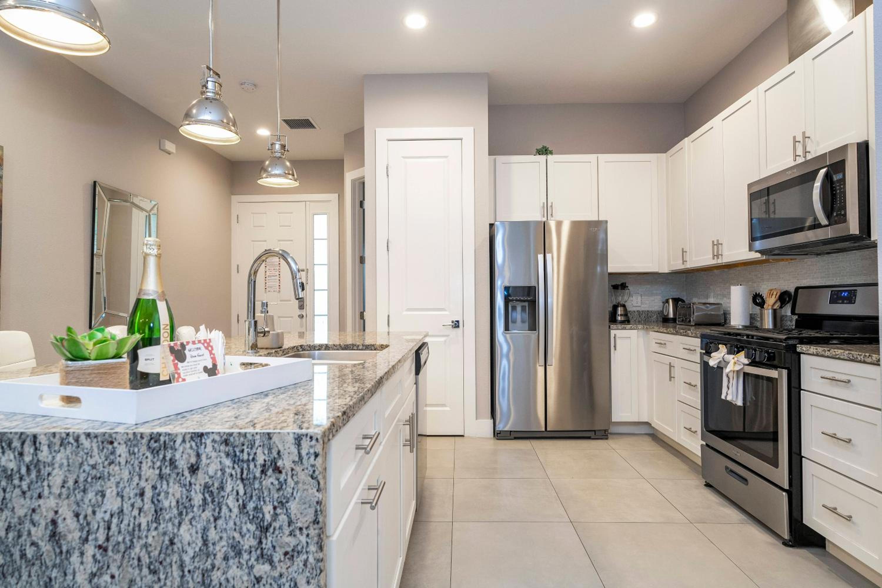 Gorgeous NEW 4 Beds Dream Villa 5 min to Disney