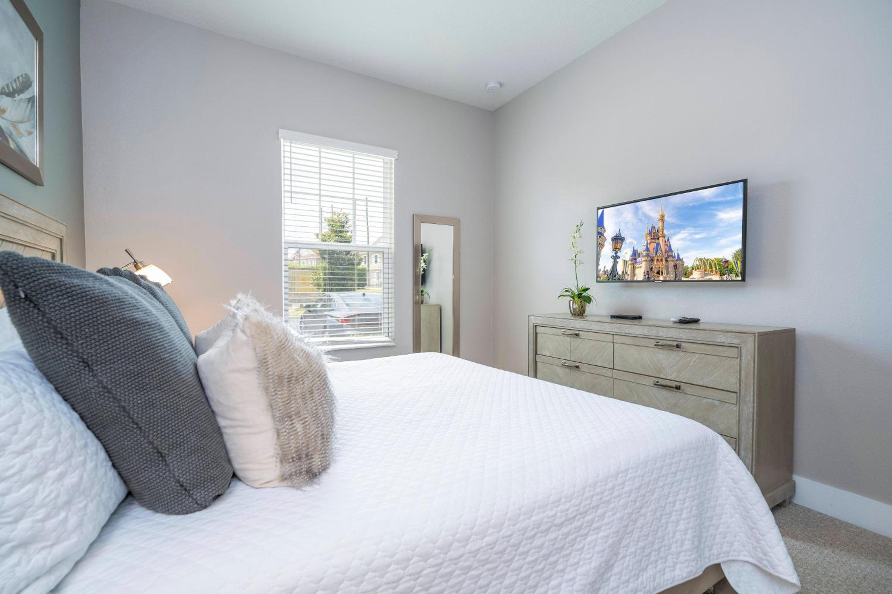 Gorgeous 4 Suites DREAM Villa 5 min to Disney