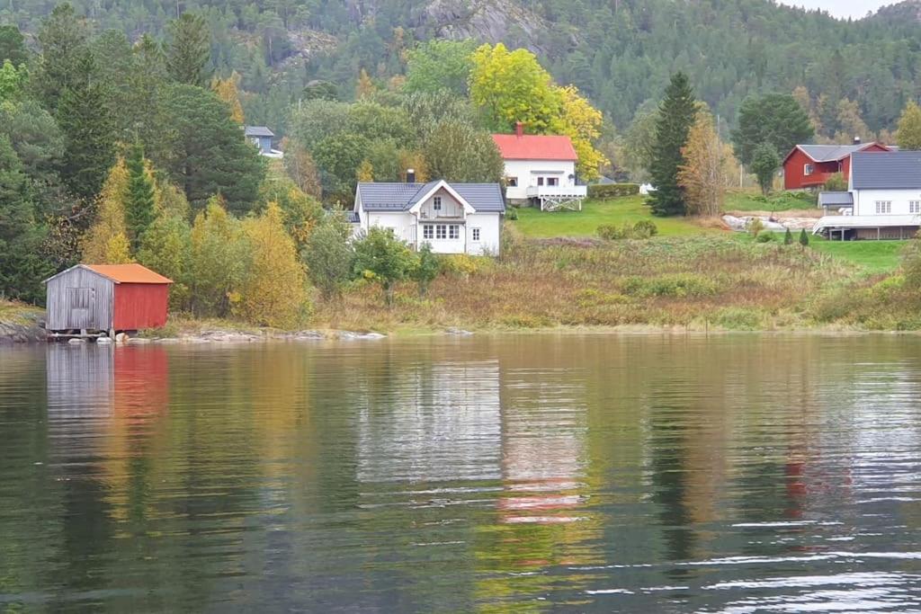 Hus ved sjøen 4 soverom 10 gjester view 2