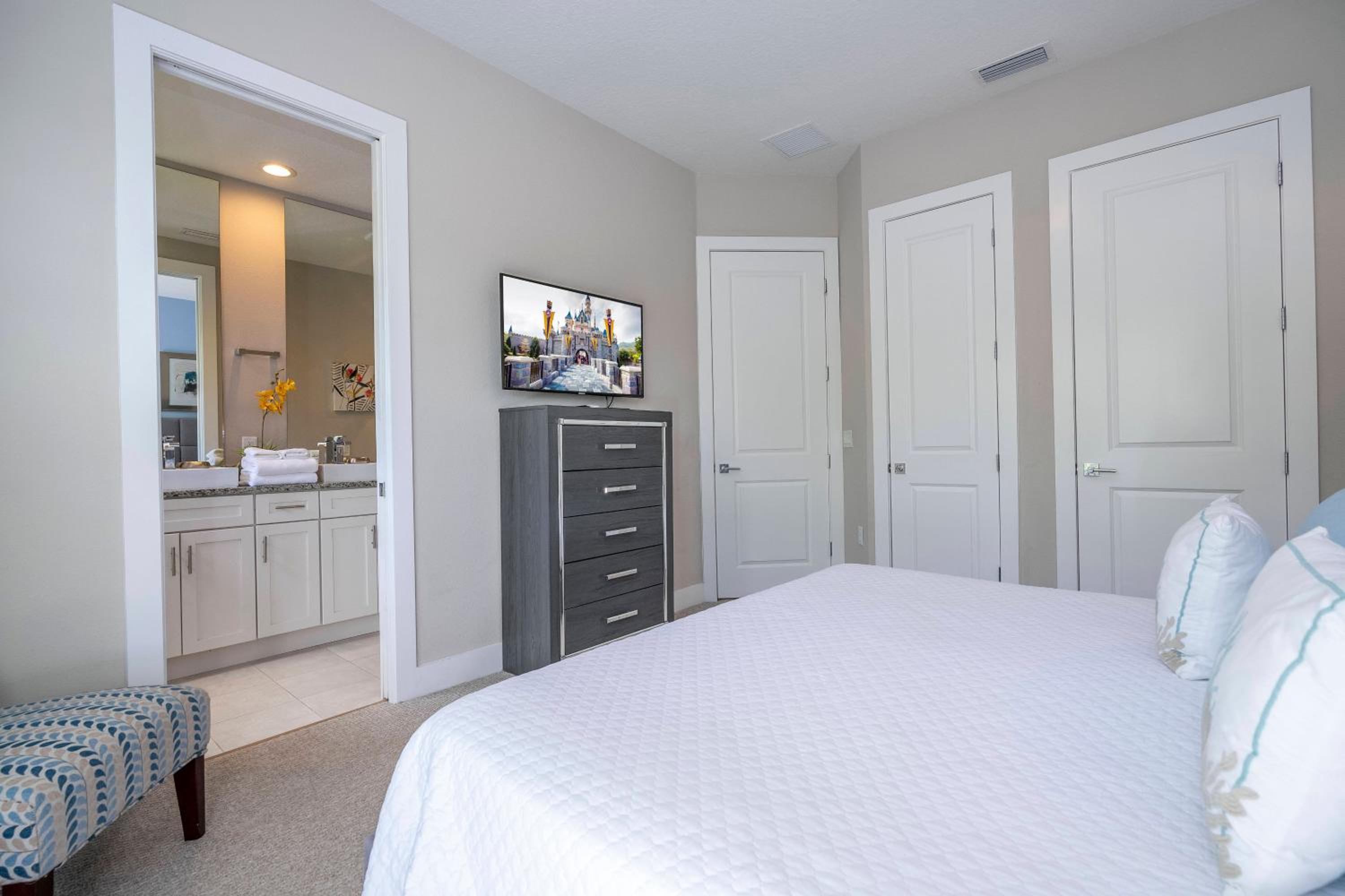 Gorgeous 4 Suites DREAM Villa 5 min to Disney