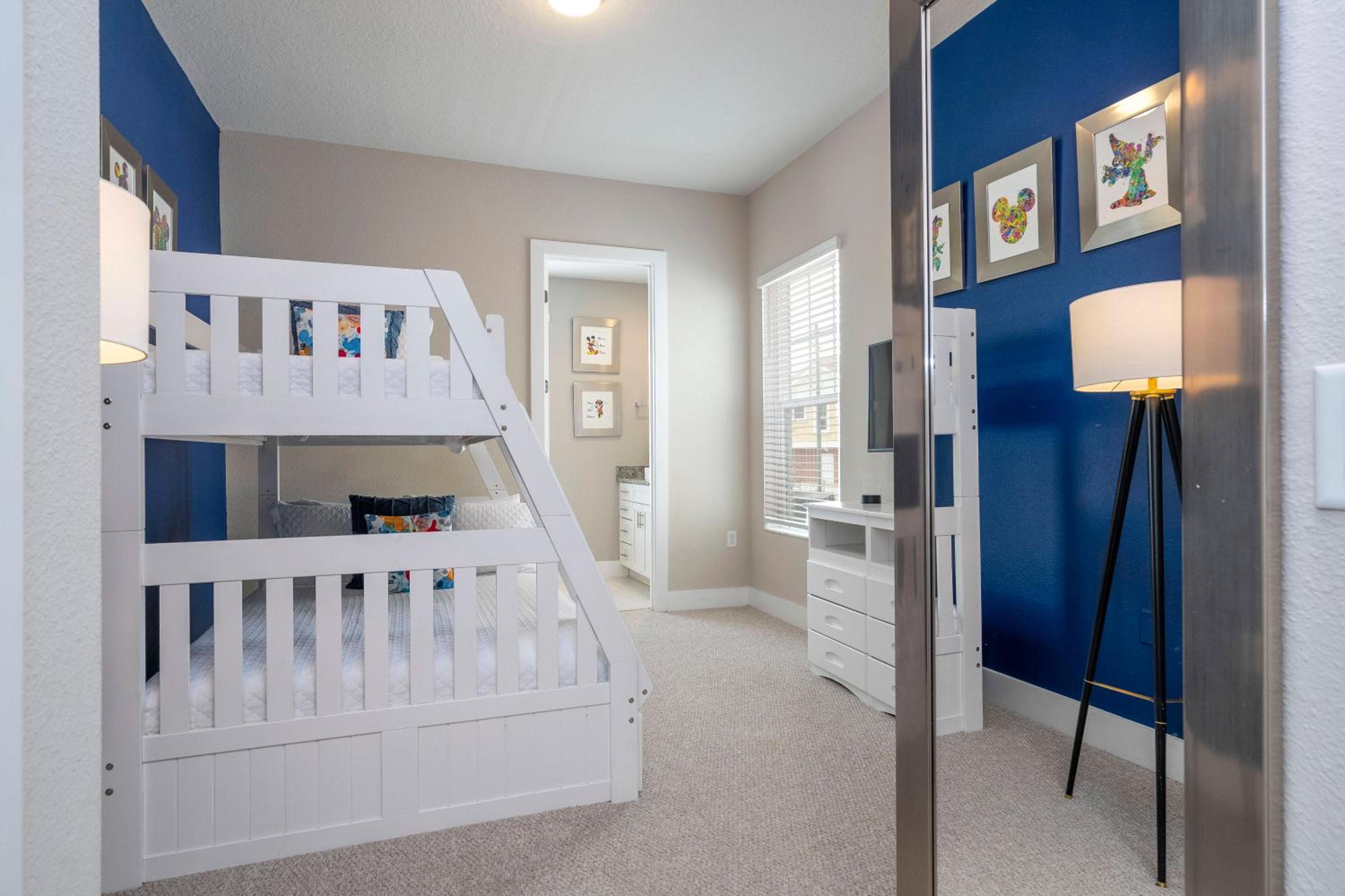 Gorgeous 4 Suites DREAM Villa 5 min to Disney