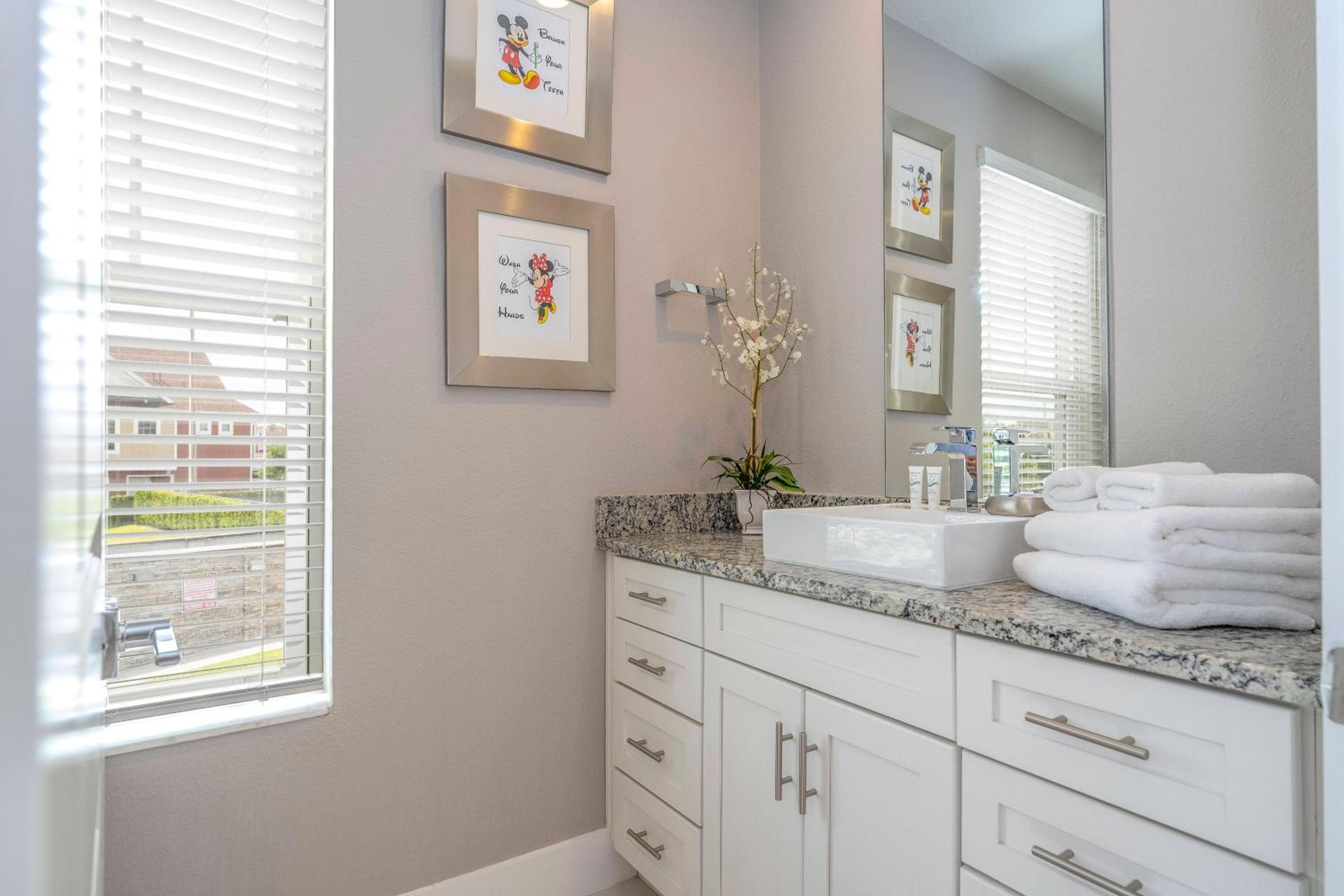 Gorgeous 4 Suites DREAM Villa 5 min to Disney