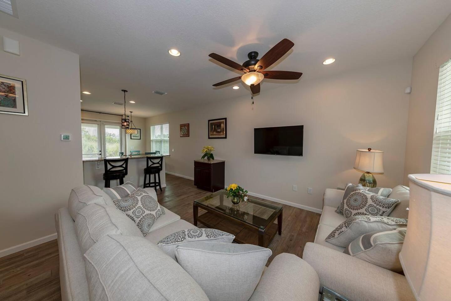 Beautiful Two-bed, 1 Bath Cottage Near Oviedo Lake view 4