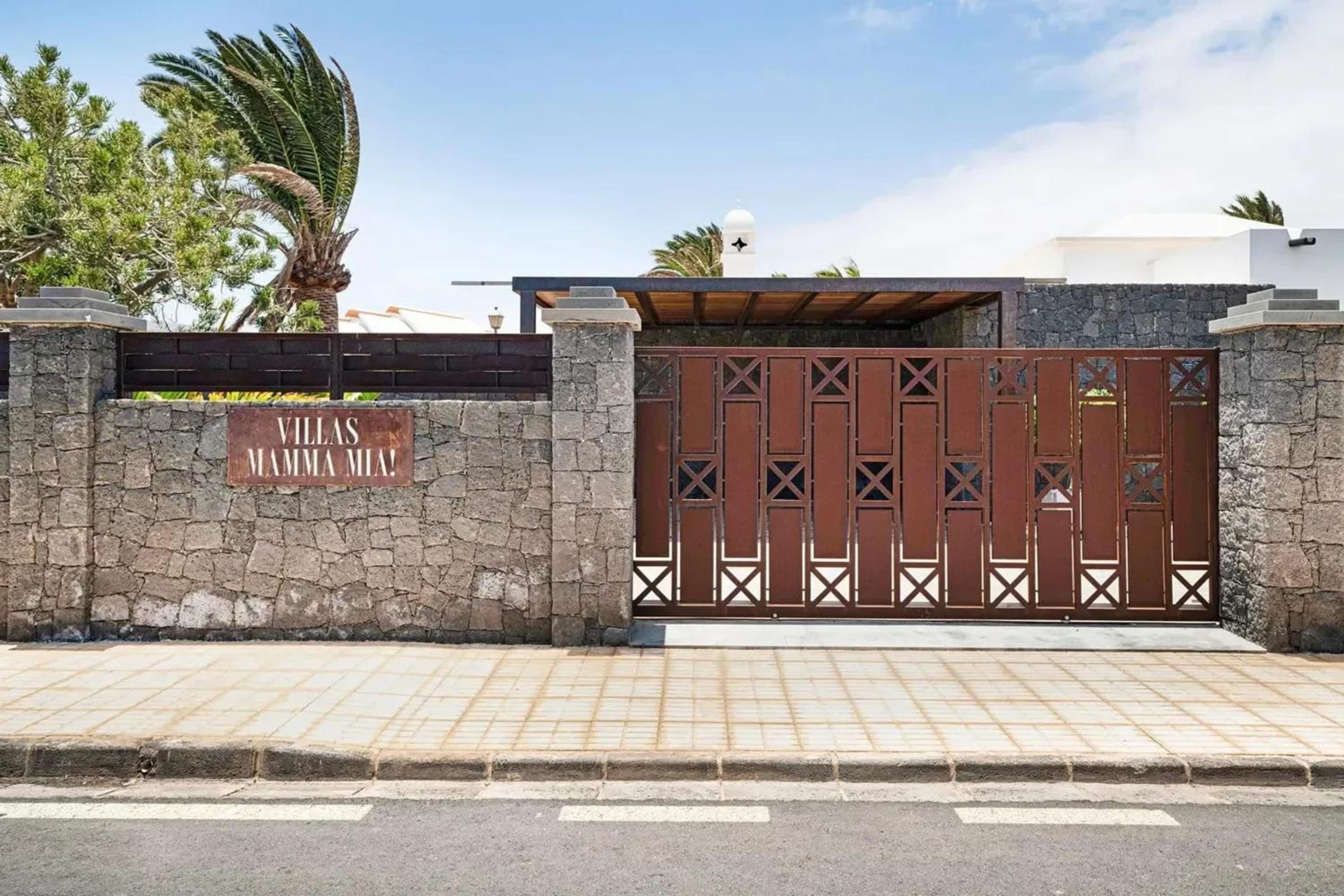 Elegant Villa near Playa Blanca, private pool, garden.