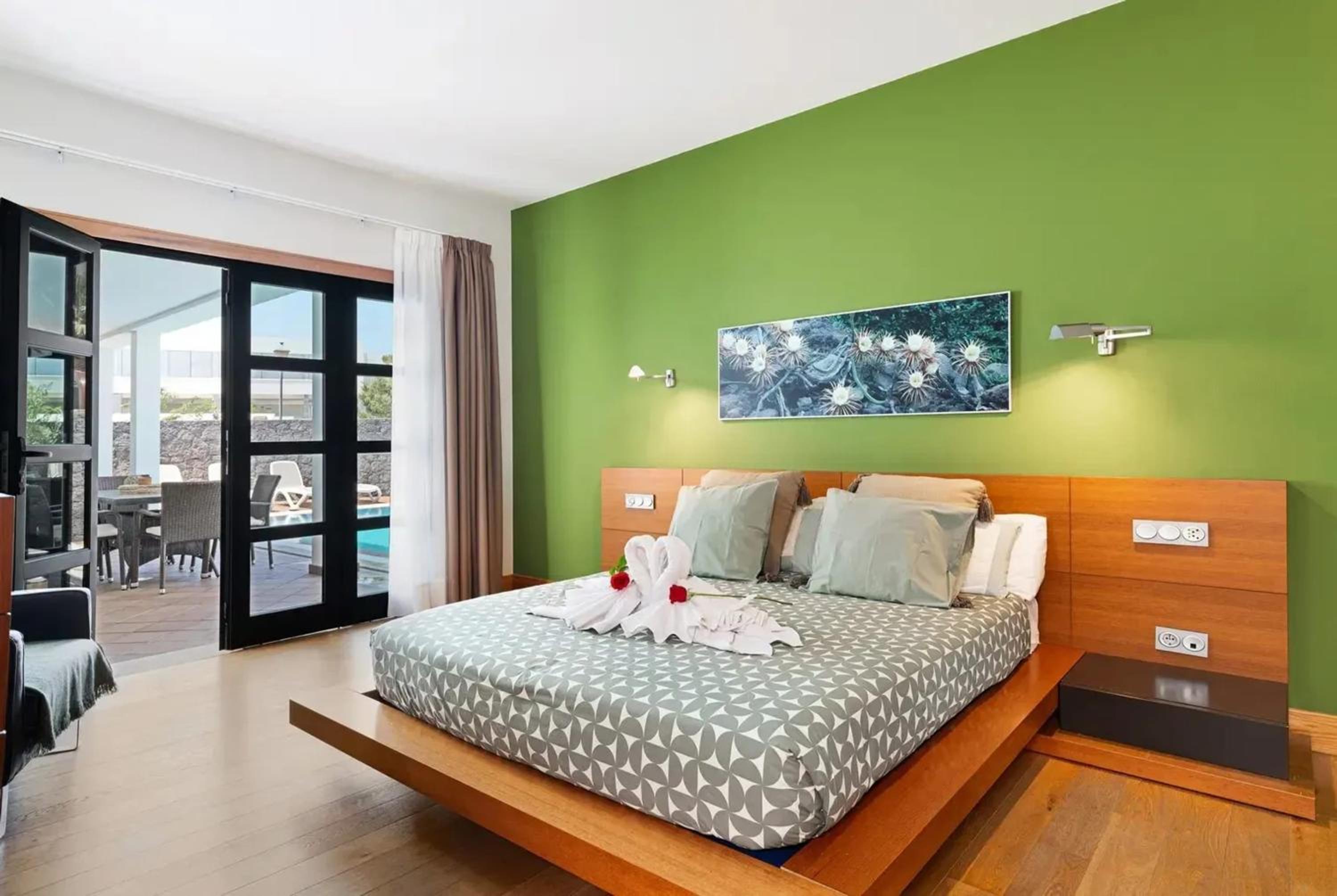 Elegant Villa near Playa Blanca, private pool, garden.