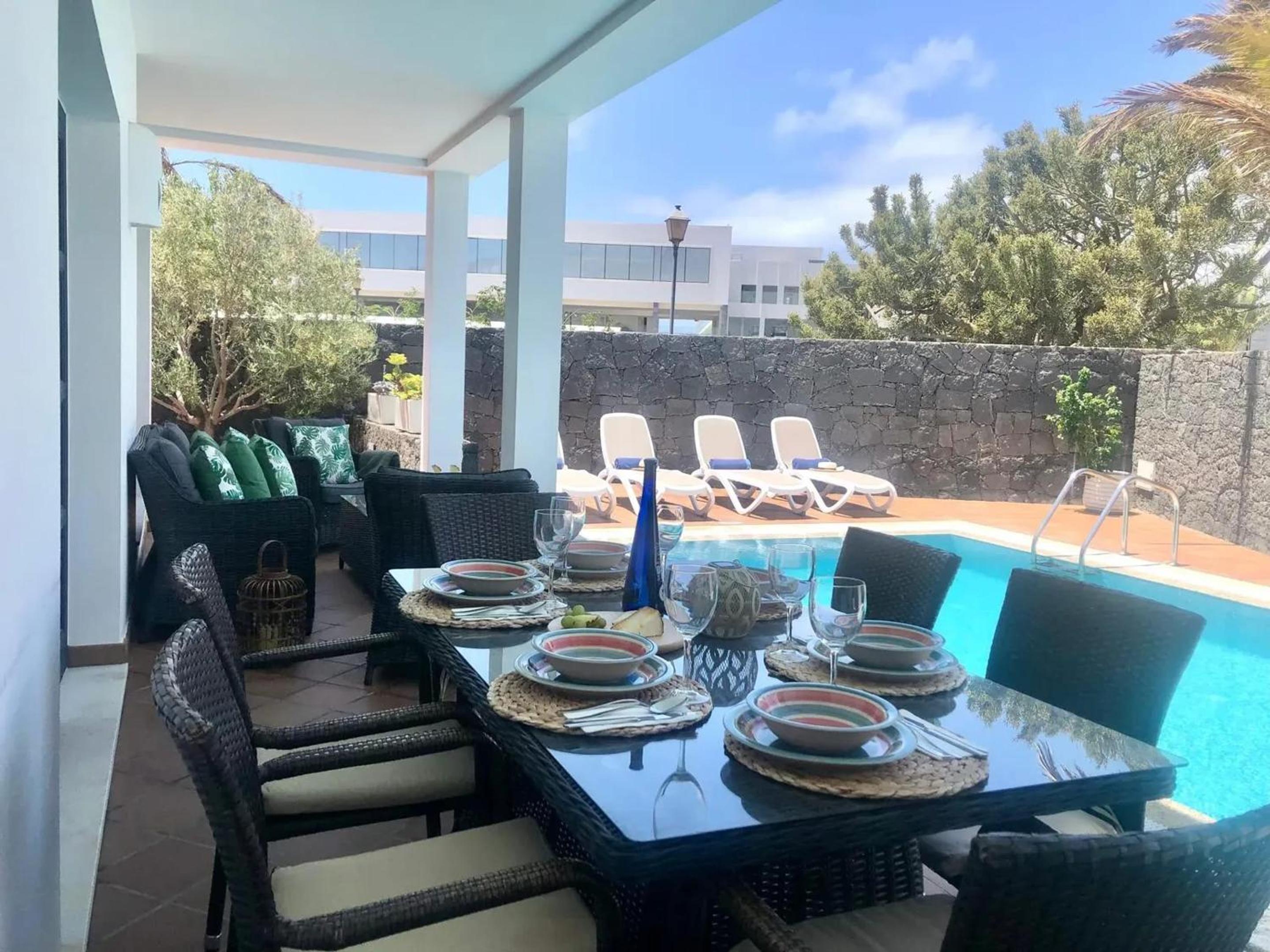 Elegant Villa near Playa Blanca, private pool, garden.