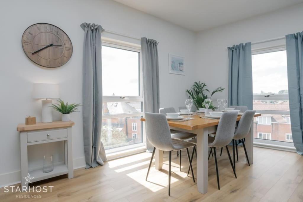 StarHost Residences - Spacious 2-bed Apartment in Newbury view 3