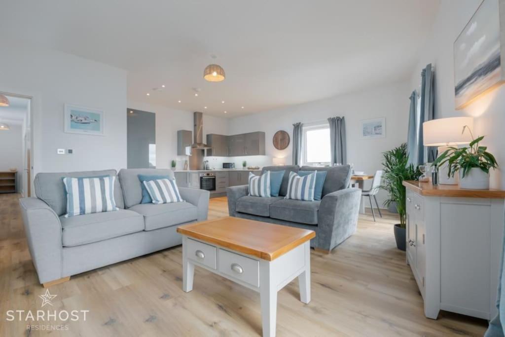 StarHost Residences - Spacious 2-bed Apartment in Newbury view 5
