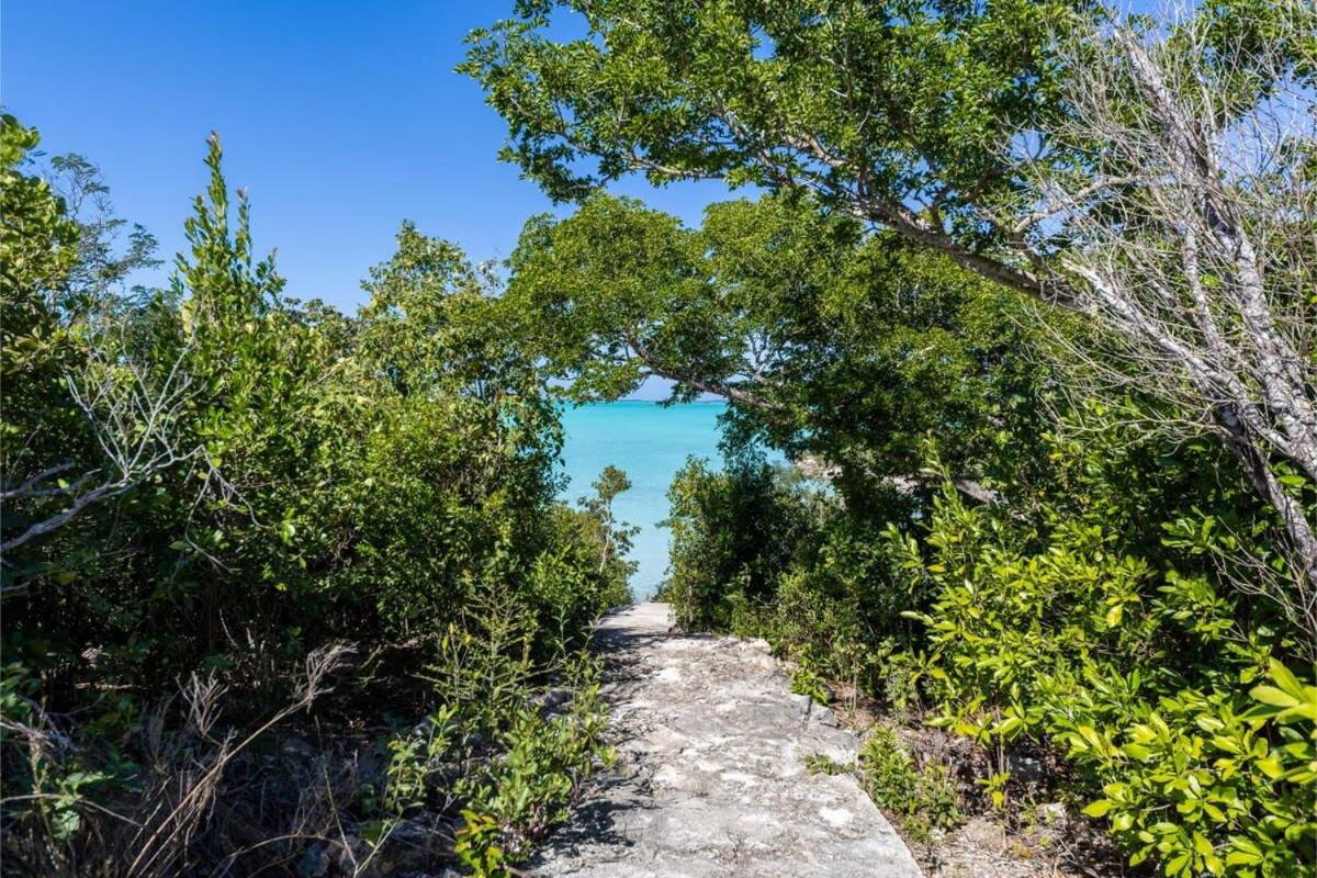 Secluded Escape, Ocean Views, Plunge Pool and Hot Tub, Overlooking Scenic Turquoise Waters