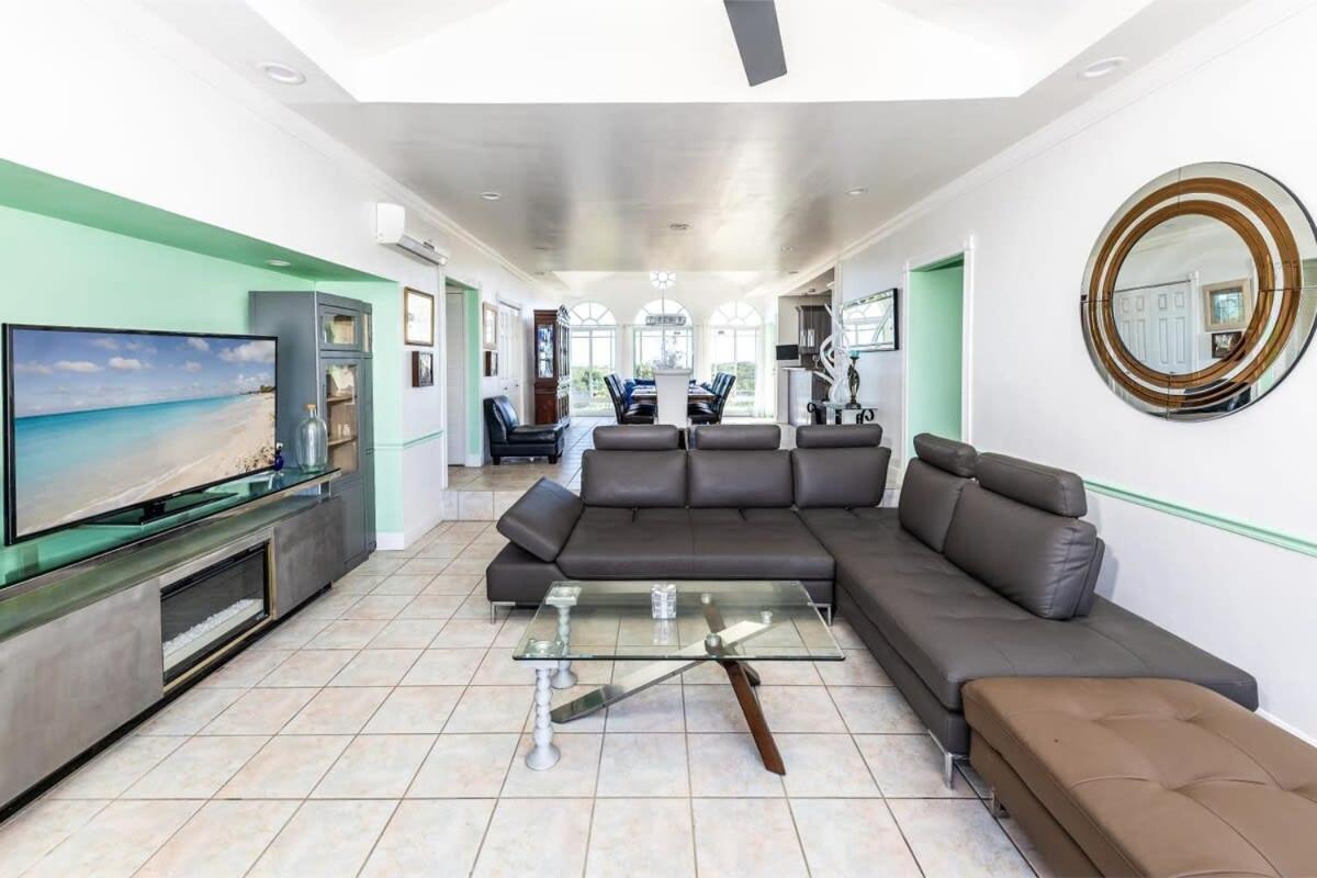 Secluded Escape, Ocean Views, Plunge Pool and Hot Tub, Overlooking Scenic Turquoise Waters