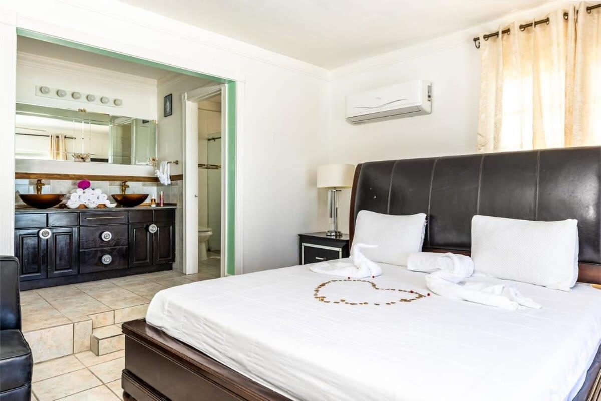 Secluded Escape, Ocean Views, Plunge Pool and Hot Tub, Overlooking Scenic Turquoise Waters