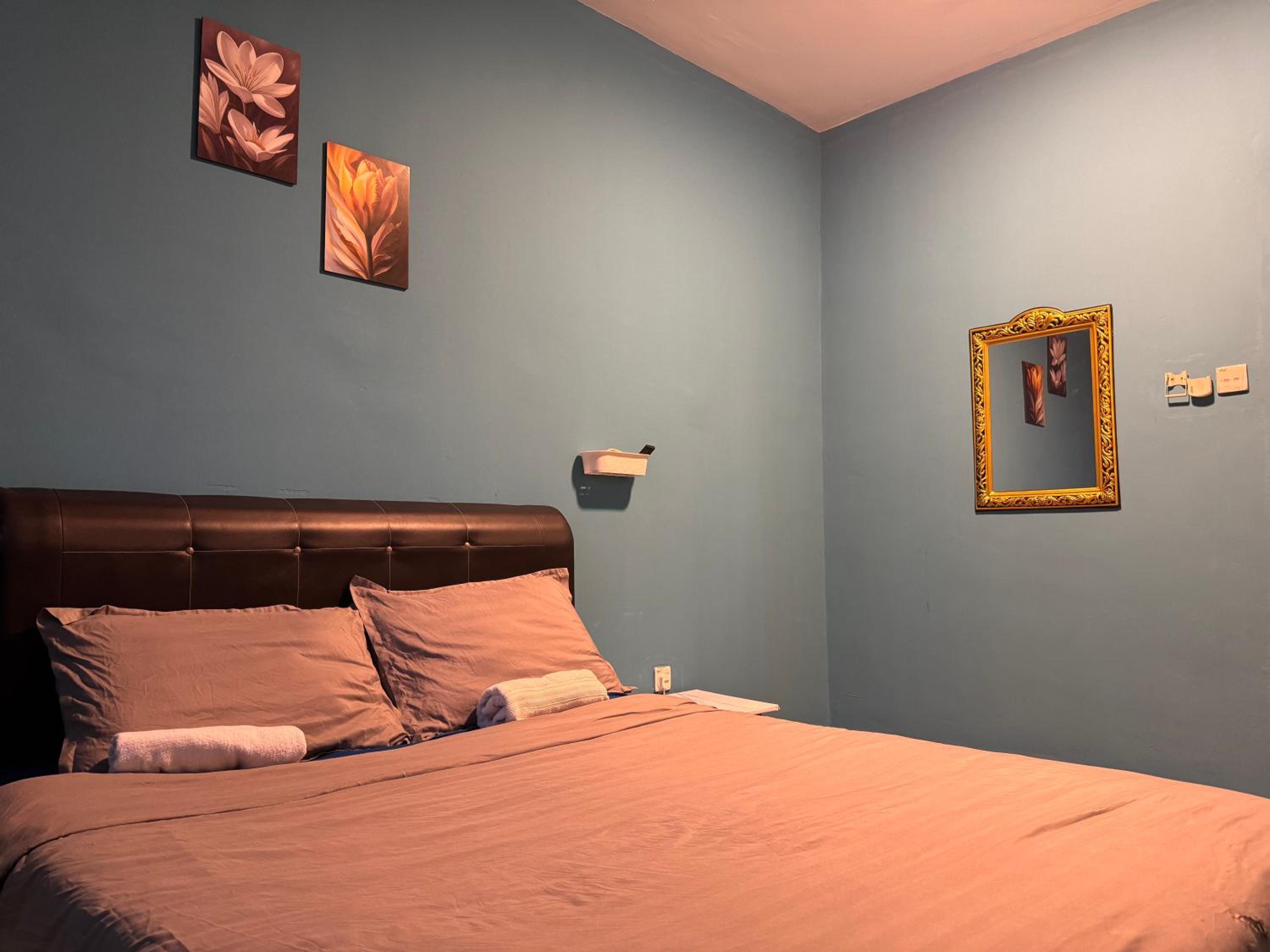 cozy,Bayan,lepas 4pax1car ParkSpiceAirPort domestic guest only photo 1
