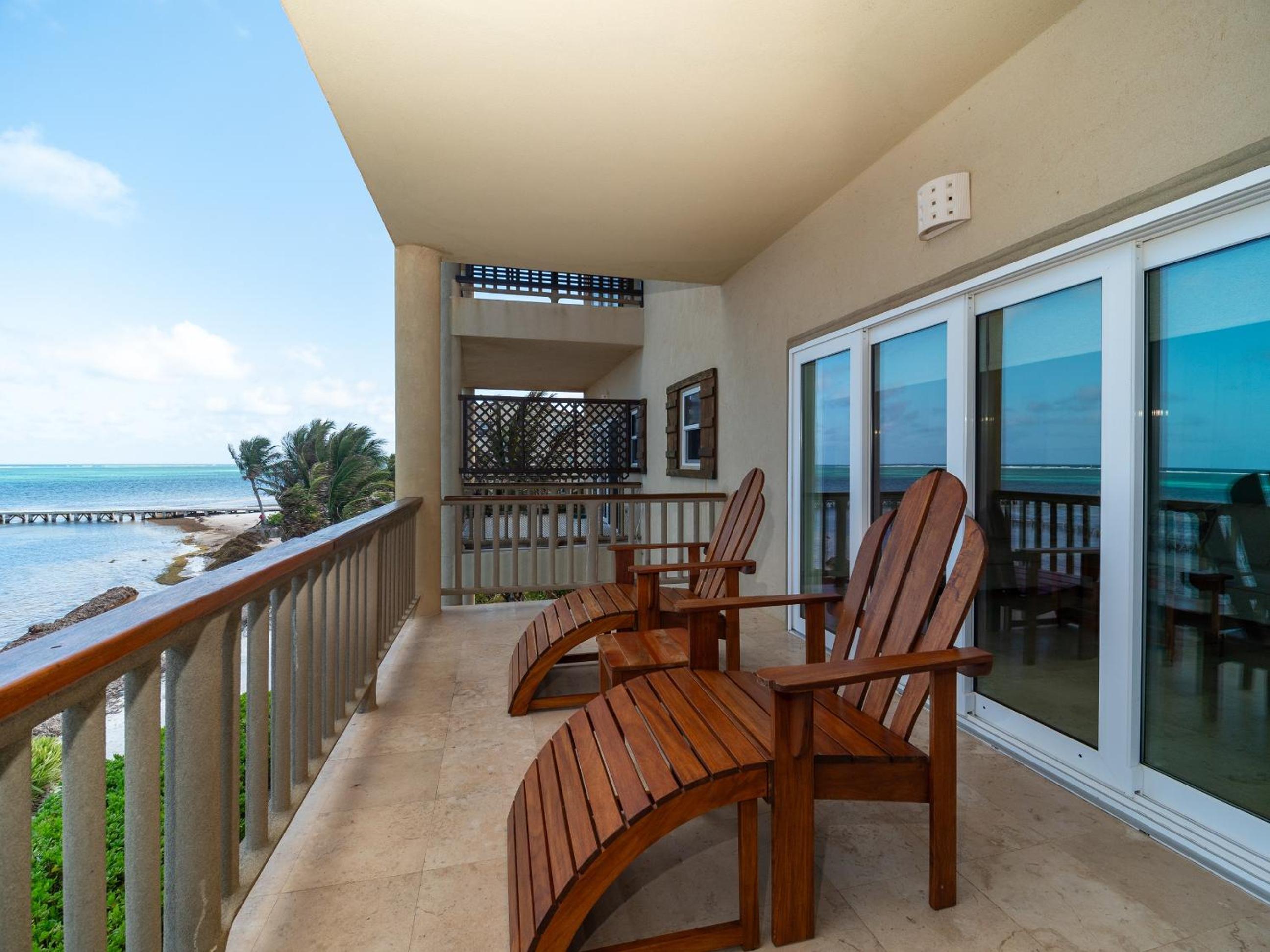 Residences at Barrier Reef 10-2B Oceanfront 2 BR by Stay Floreo