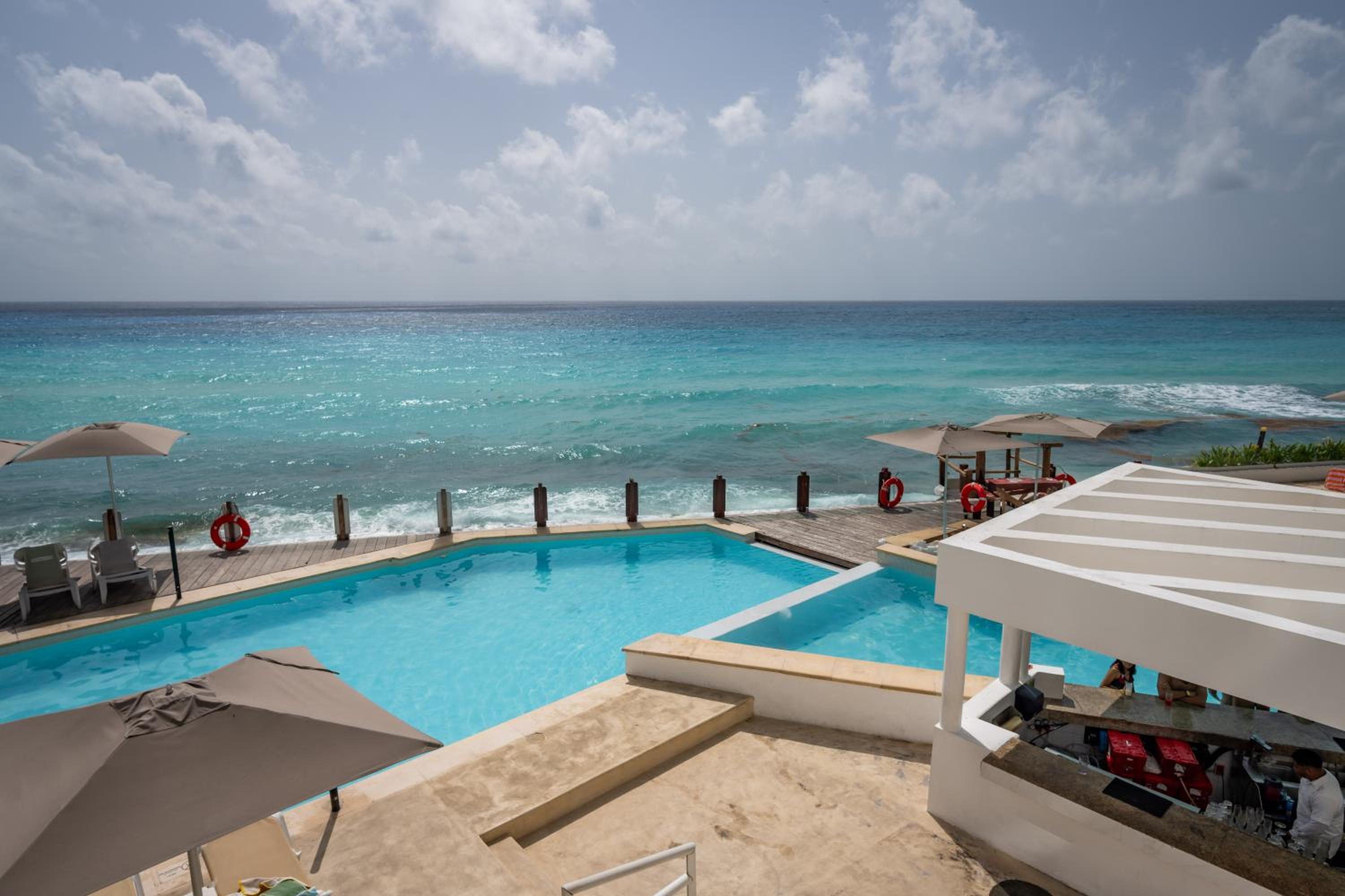 Ocean view in hotel complex - By Aloja RV