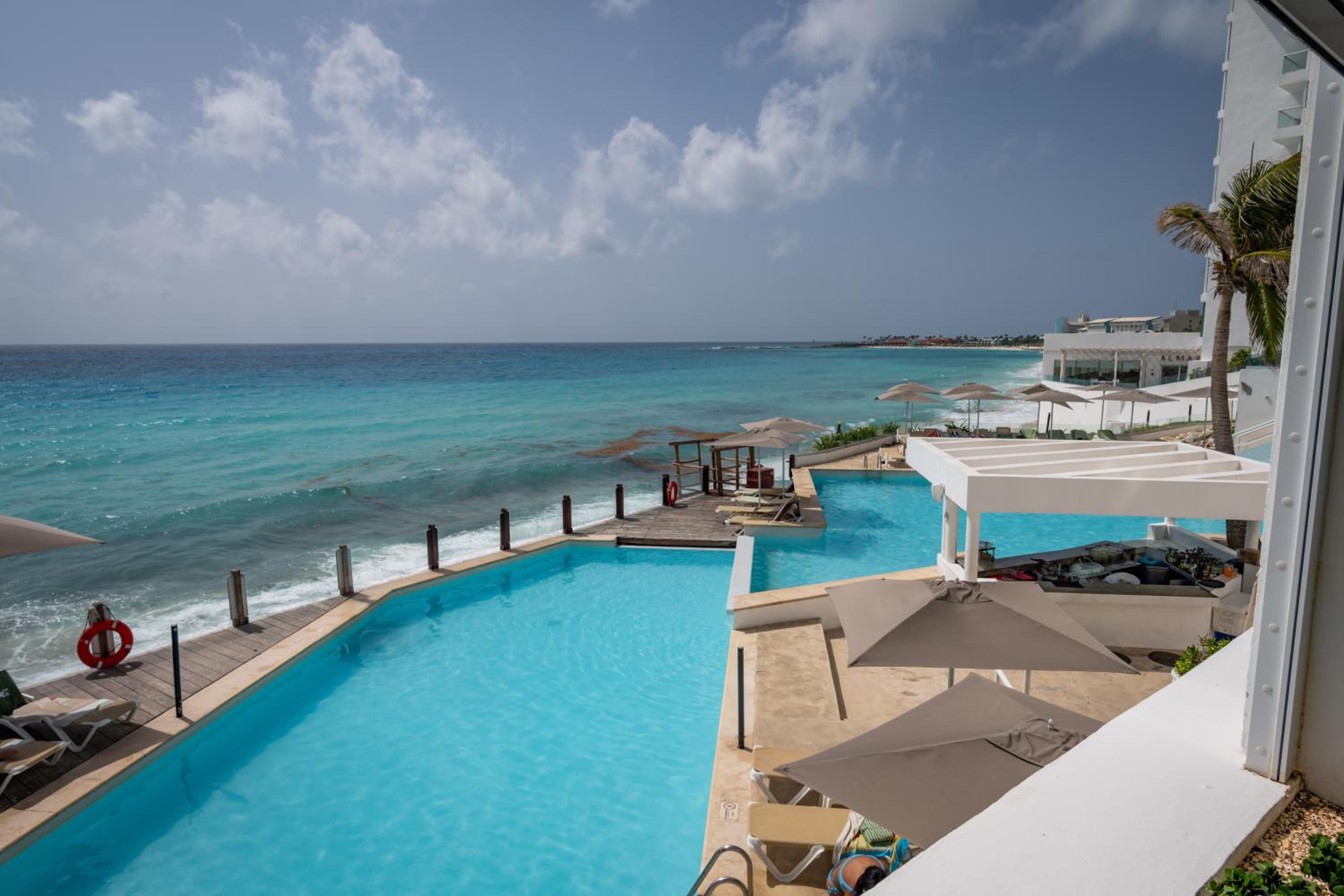 Ocean view in hotel complex - By Aloja RV